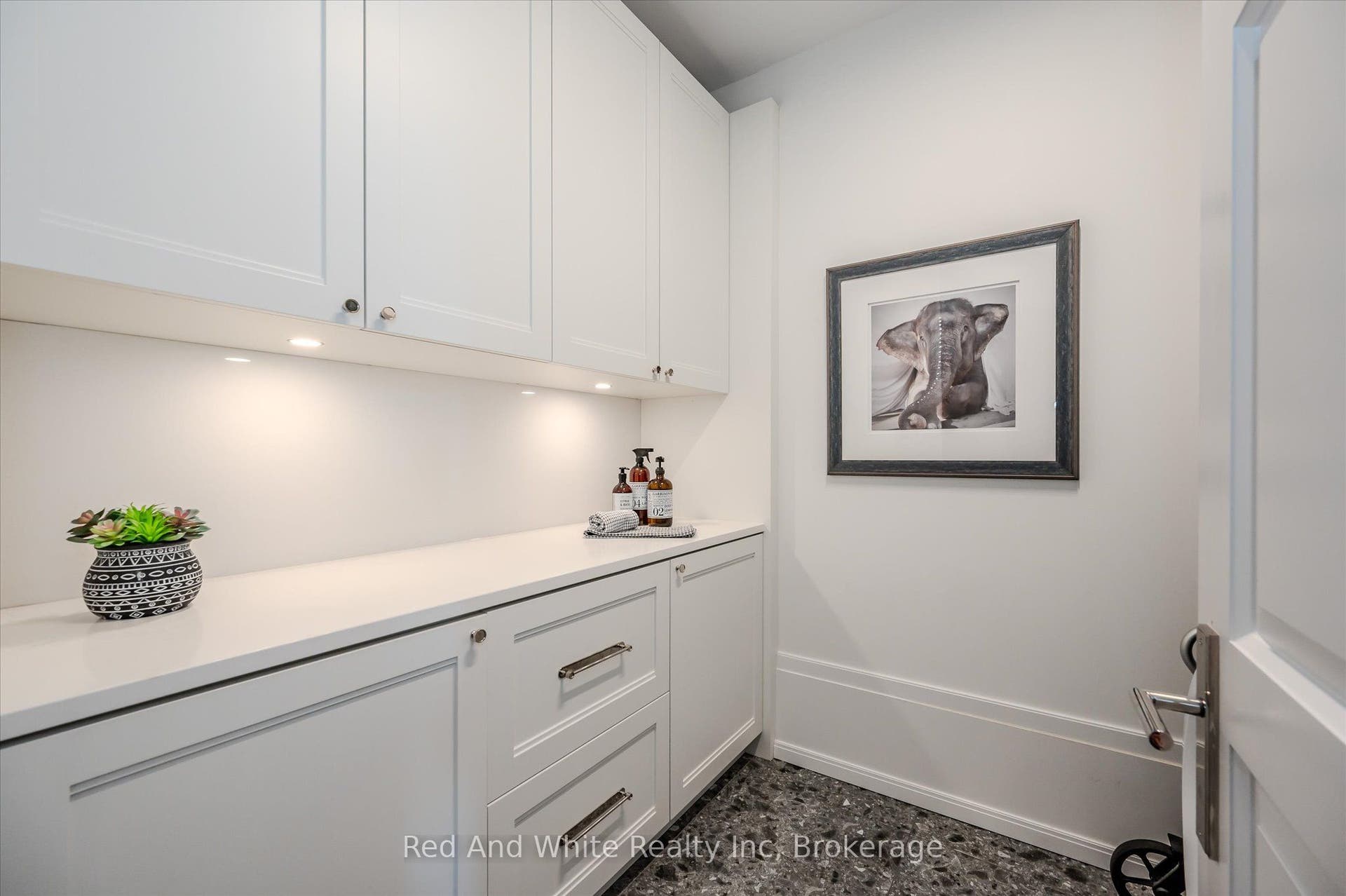 19 GUELPH Avenue, #308, Cambridge, Waterloo ON N3C 1A2 19 GUELPH Avenue, #308, Cambridge, Waterloo ON N3C 1A2