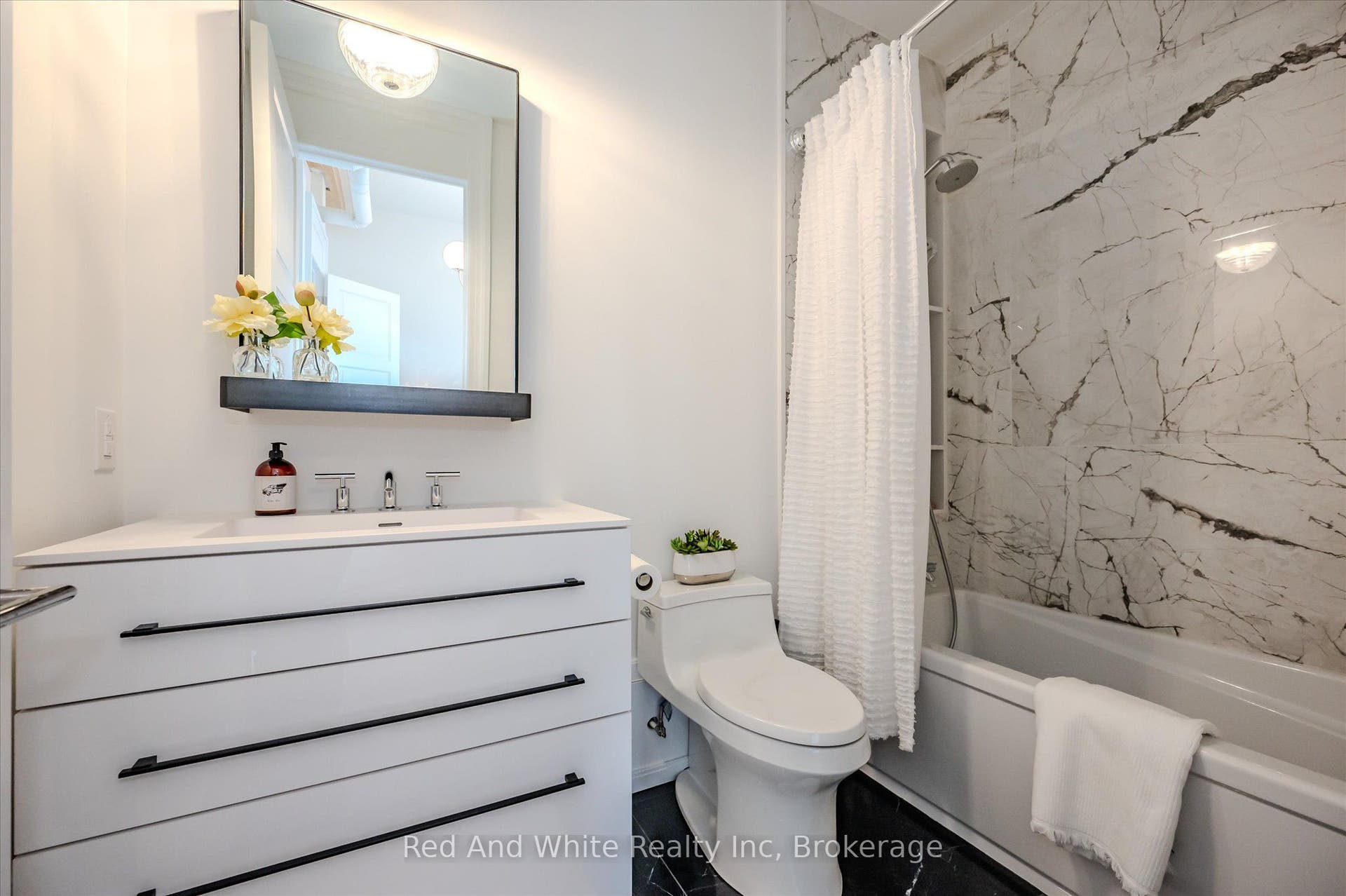 19 GUELPH Avenue, #308, Cambridge, Waterloo ON N3C 1A2 19 GUELPH Avenue, #308, Cambridge, Waterloo ON N3C 1A2