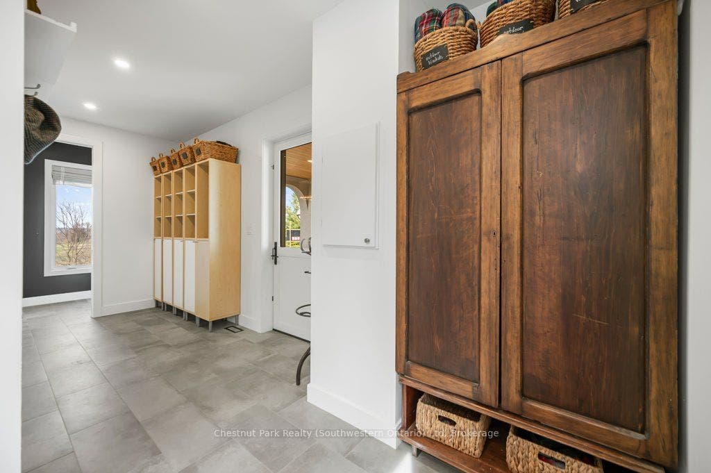 27 Vardon Drive, Guelph, Wellington ON N1G 1W8 Huge mud room to keep everyone organized