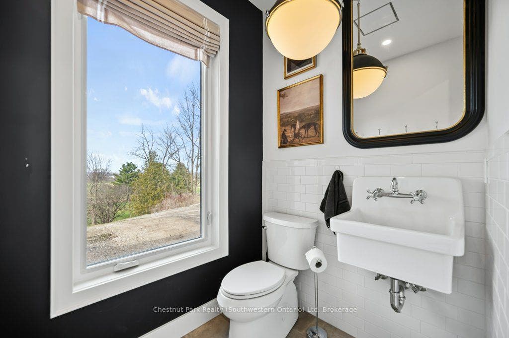 27 Vardon Drive, Guelph, Wellington ON N1G 1W8 Main floor 2-piece bath
