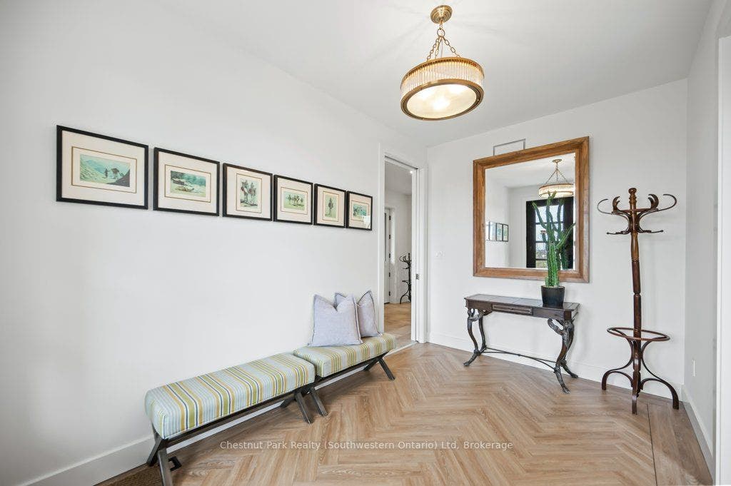 27 Vardon Drive, Guelph, Wellington ON N1G 1W8 Spacious foyer