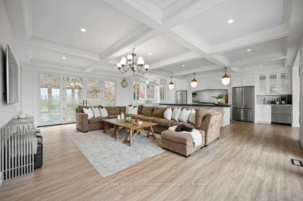 27 Vardon Drive, Guelph, Wellington ON N1G 1W8 Open, bright, and oriented around panoramic views