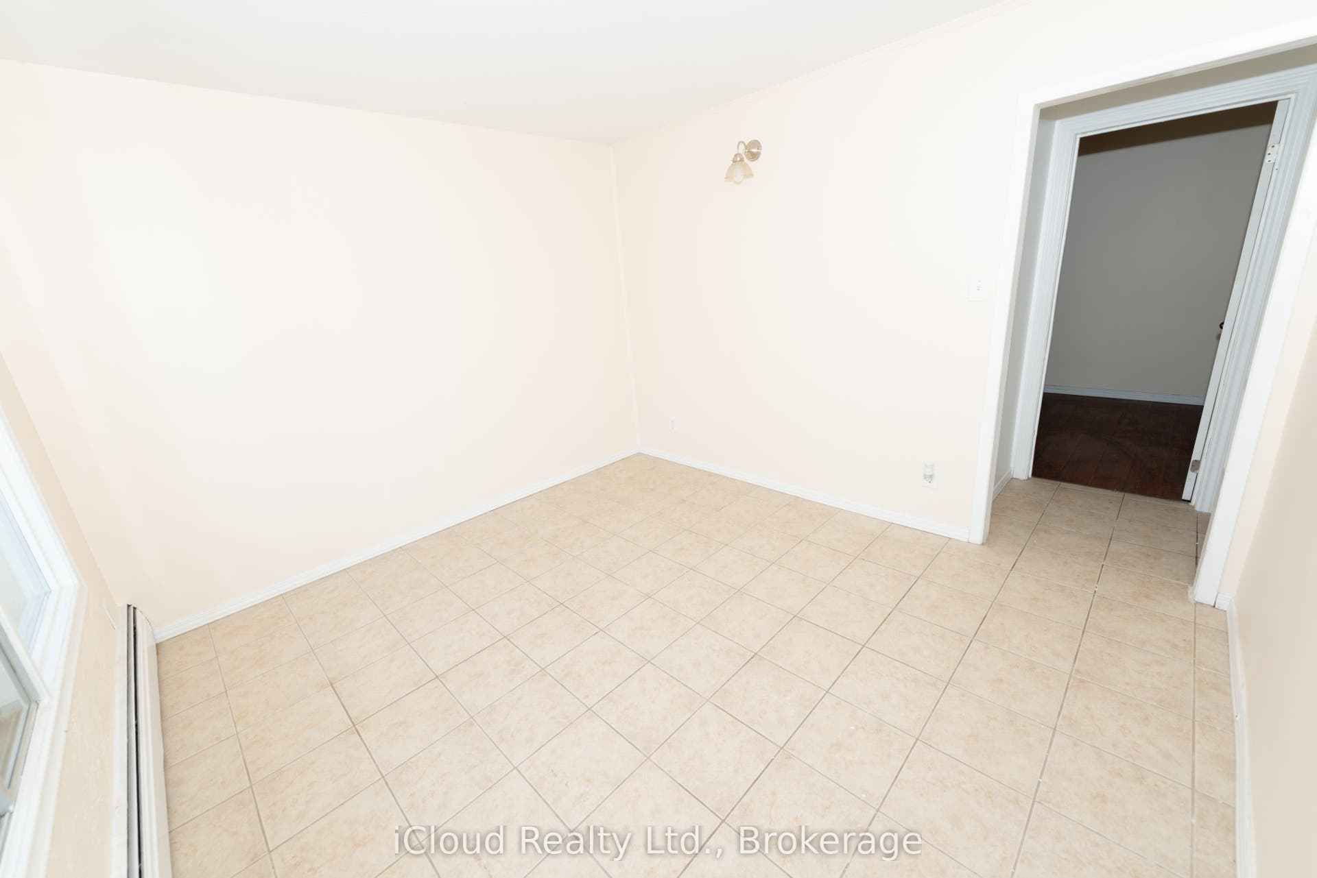536 Glen Forrest Boulevard, Waterloo, Waterloo ON N2L 4J2 Living Room B