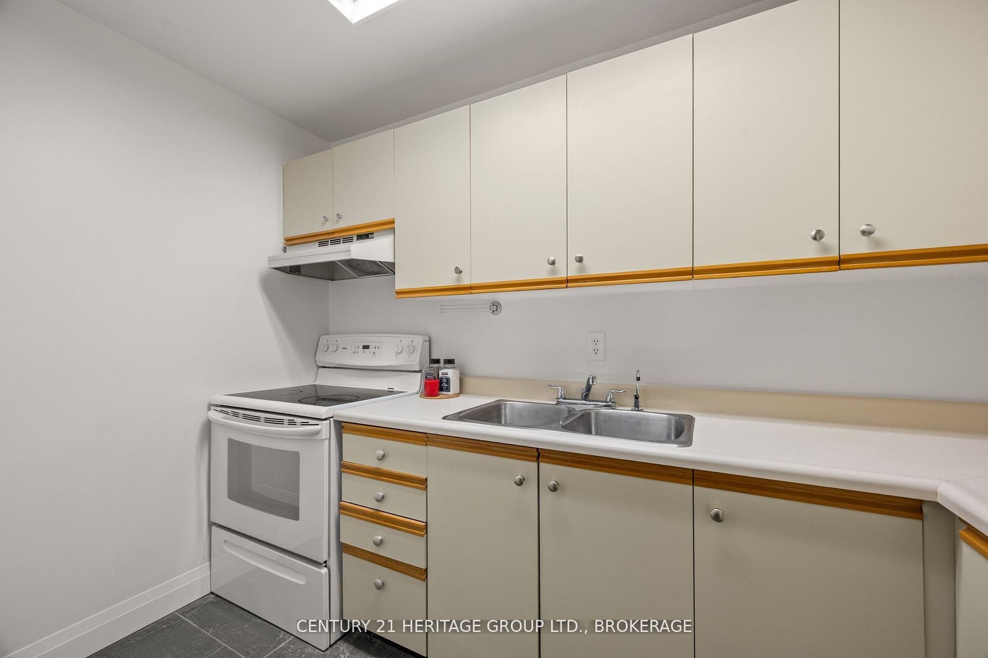 561 Armstrong Road, #202, Kingston, Frontenac ON K7M 8J9
