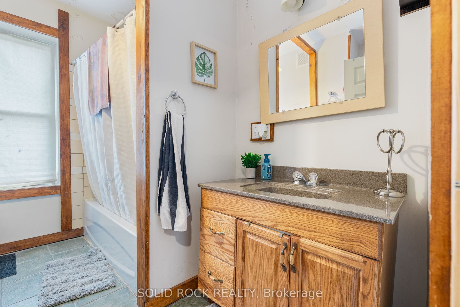134 Prescott St, 1-bedroom apt, 4-pc bath