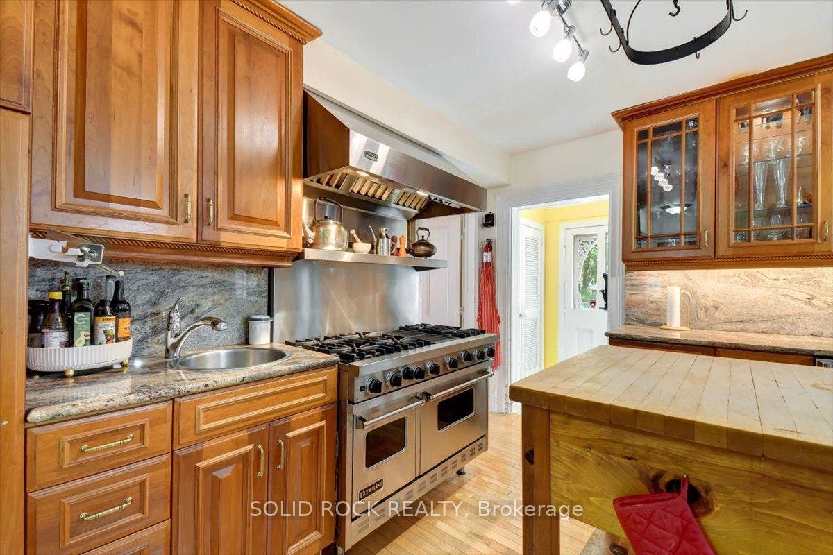 87 Booth Street N, Trent Hills, Northumberland ON K0L 1L0 Commercial Grade Stove/2 Ovens