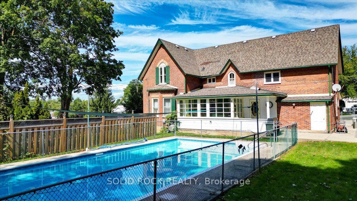 87 Booth Street N, Trent Hills, Northumberland ON K0L 1L0 Pool & Sun Room