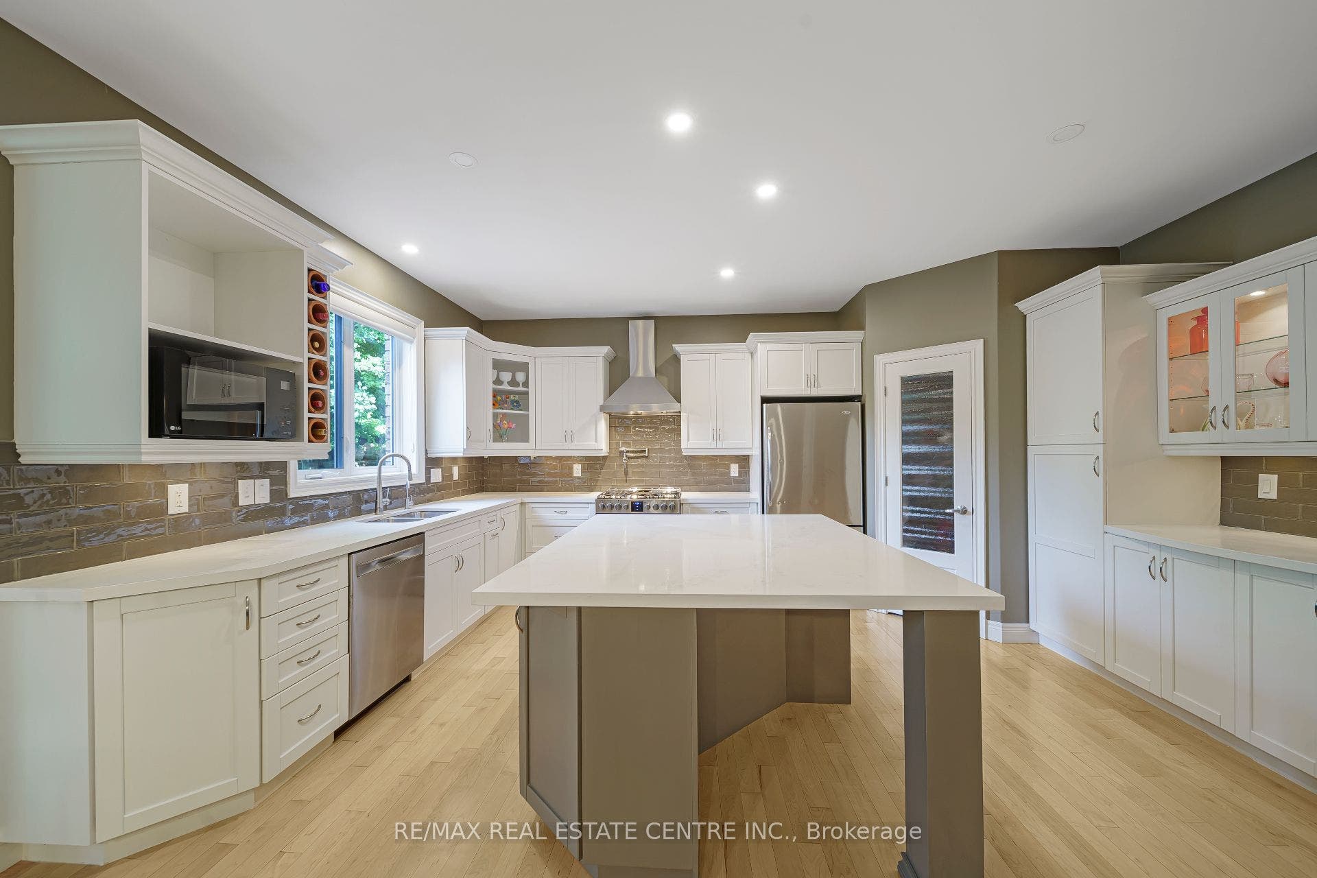 112 Dirksen Court, Kitchener, Waterloo ON N2P 2M1 112 Dirksen Court, Kitchener, Waterloo ON N2P 2M1