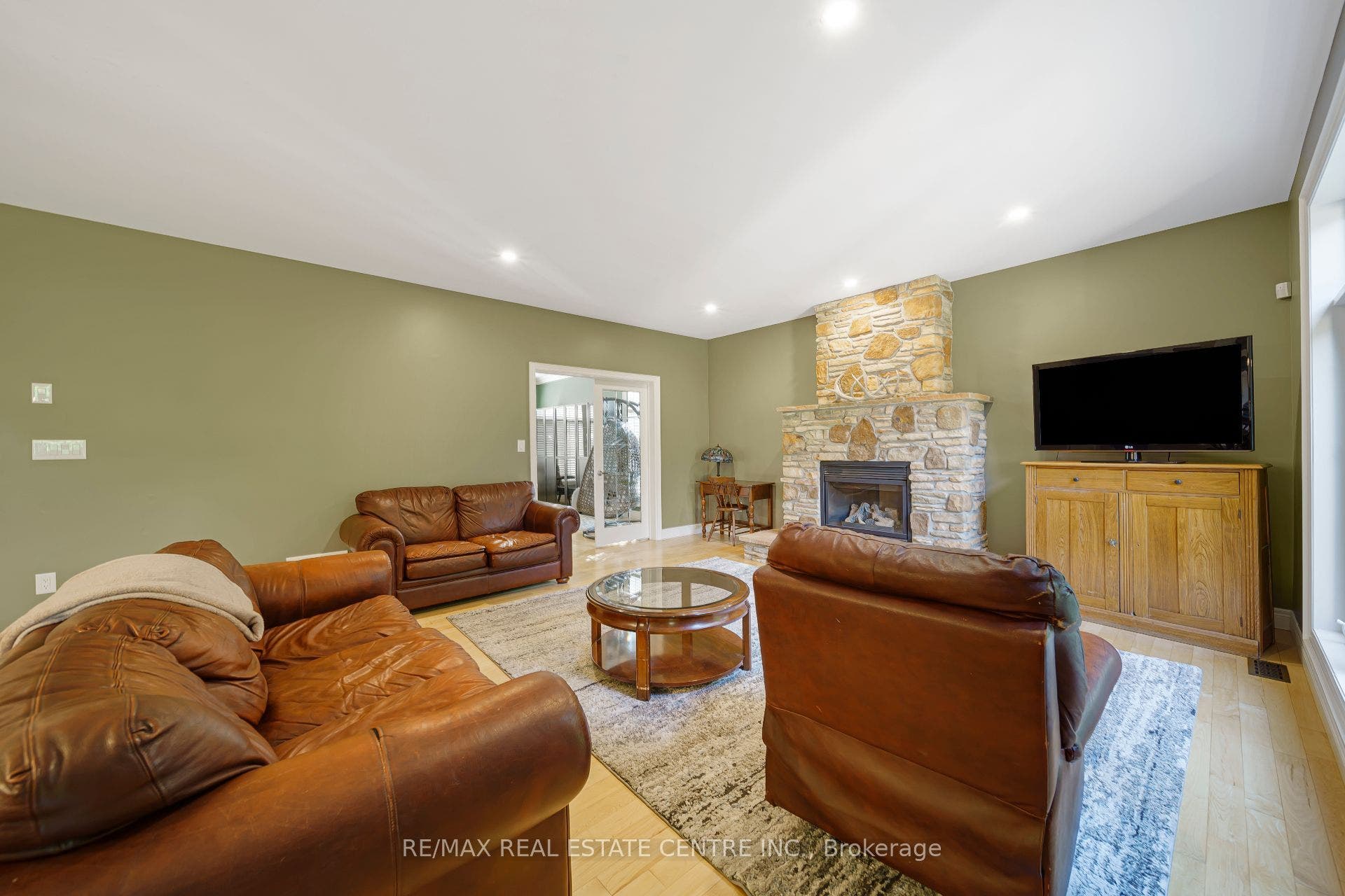112 Dirksen Court, Kitchener, Waterloo ON N2P 2M1 112 Dirksen Court, Kitchener, Waterloo ON N2P 2M1