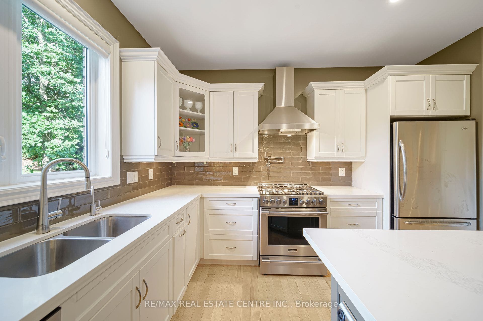 112 Dirksen Court, Kitchener, Waterloo ON N2P 2M1 112 Dirksen Court, Kitchener, Waterloo ON N2P 2M1