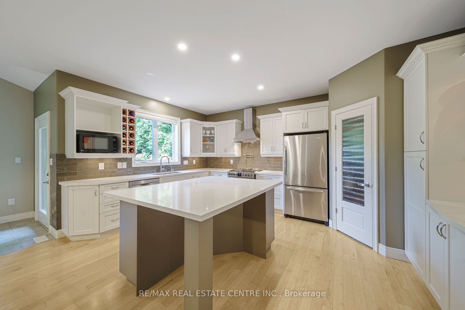 112 Dirksen Court, Kitchener, Waterloo ON N2P 2M1 112 Dirksen Court, Kitchener, Waterloo ON N2P 2M1