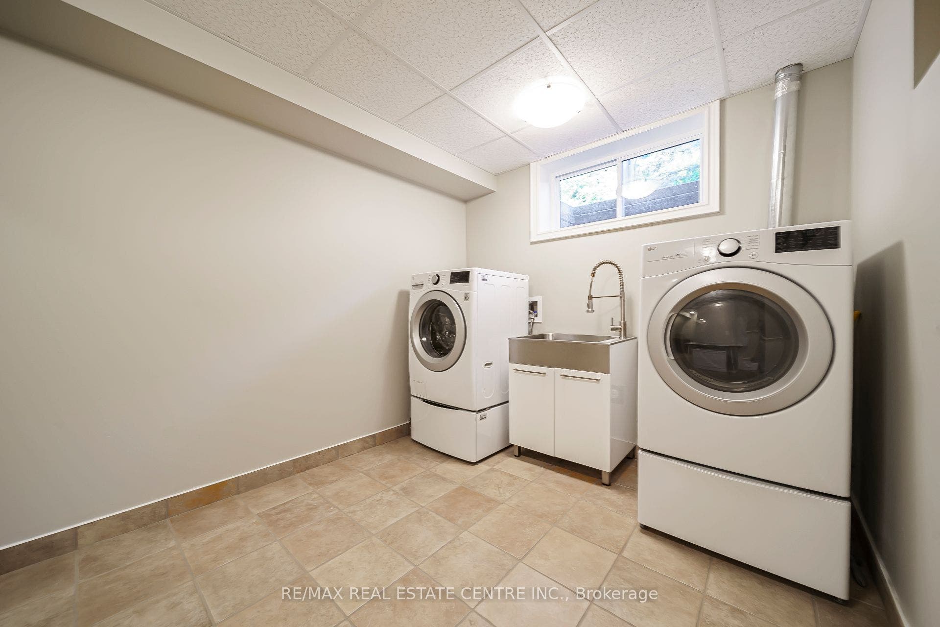 112 Dirksen Court, Kitchener, Waterloo ON N2P 2M1 112 Dirksen Court, Kitchener, Waterloo ON N2P 2M1
