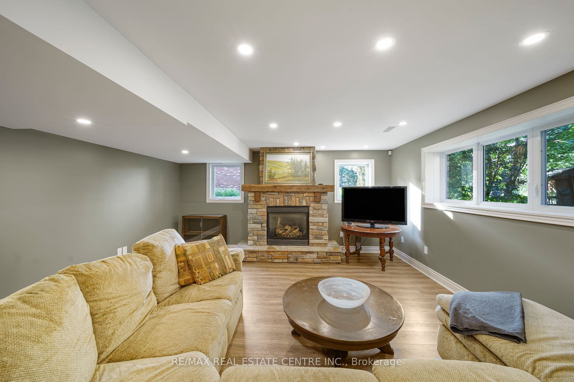 112 Dirksen Court, Kitchener, Waterloo ON N2P 2M1 112 Dirksen Court, Kitchener, Waterloo ON N2P 2M1