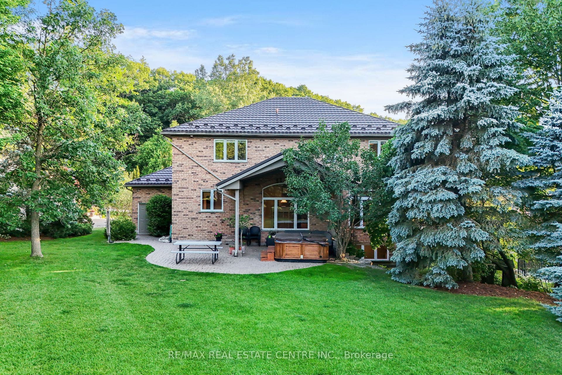 112 Dirksen Court, Kitchener, Waterloo ON N2P 2M1 112 Dirksen Court, Kitchener, Waterloo ON N2P 2M1