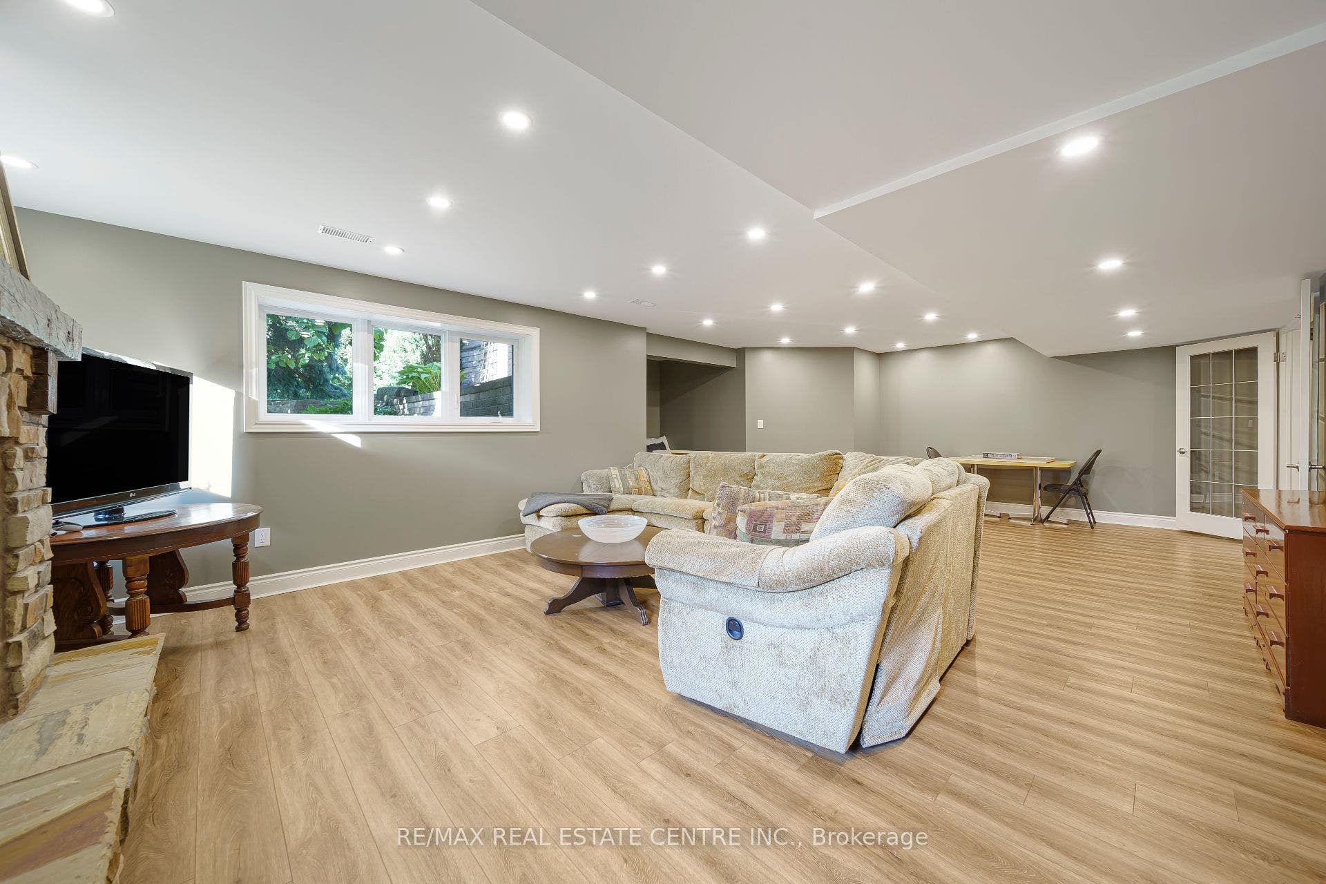 112 Dirksen Court, Kitchener, Waterloo ON N2P 2M1 112 Dirksen Court, Kitchener, Waterloo ON N2P 2M1