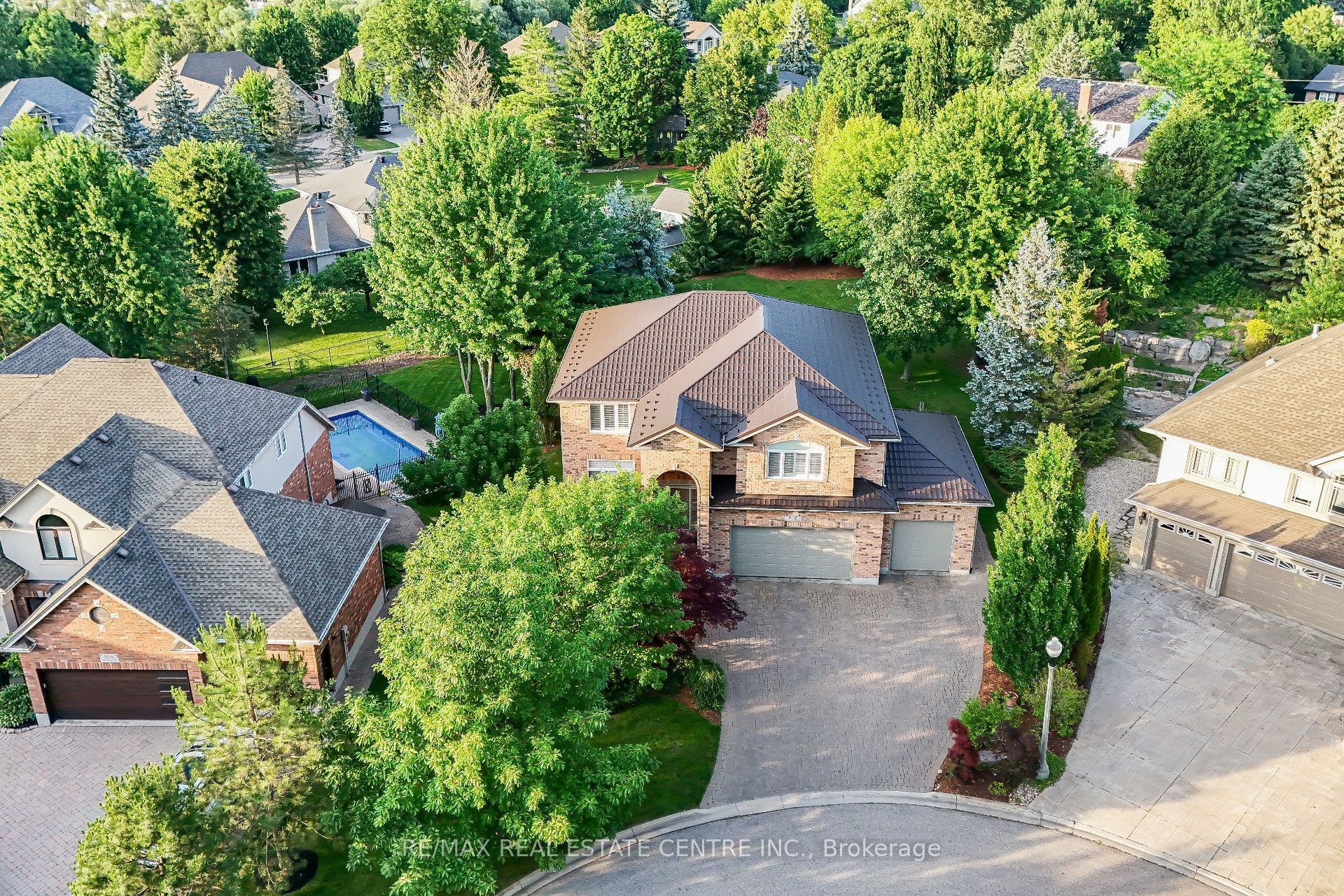 112 Dirksen Court, Kitchener, Waterloo ON N2P 2M1 112 Dirksen Court, Kitchener, Waterloo ON N2P 2M1