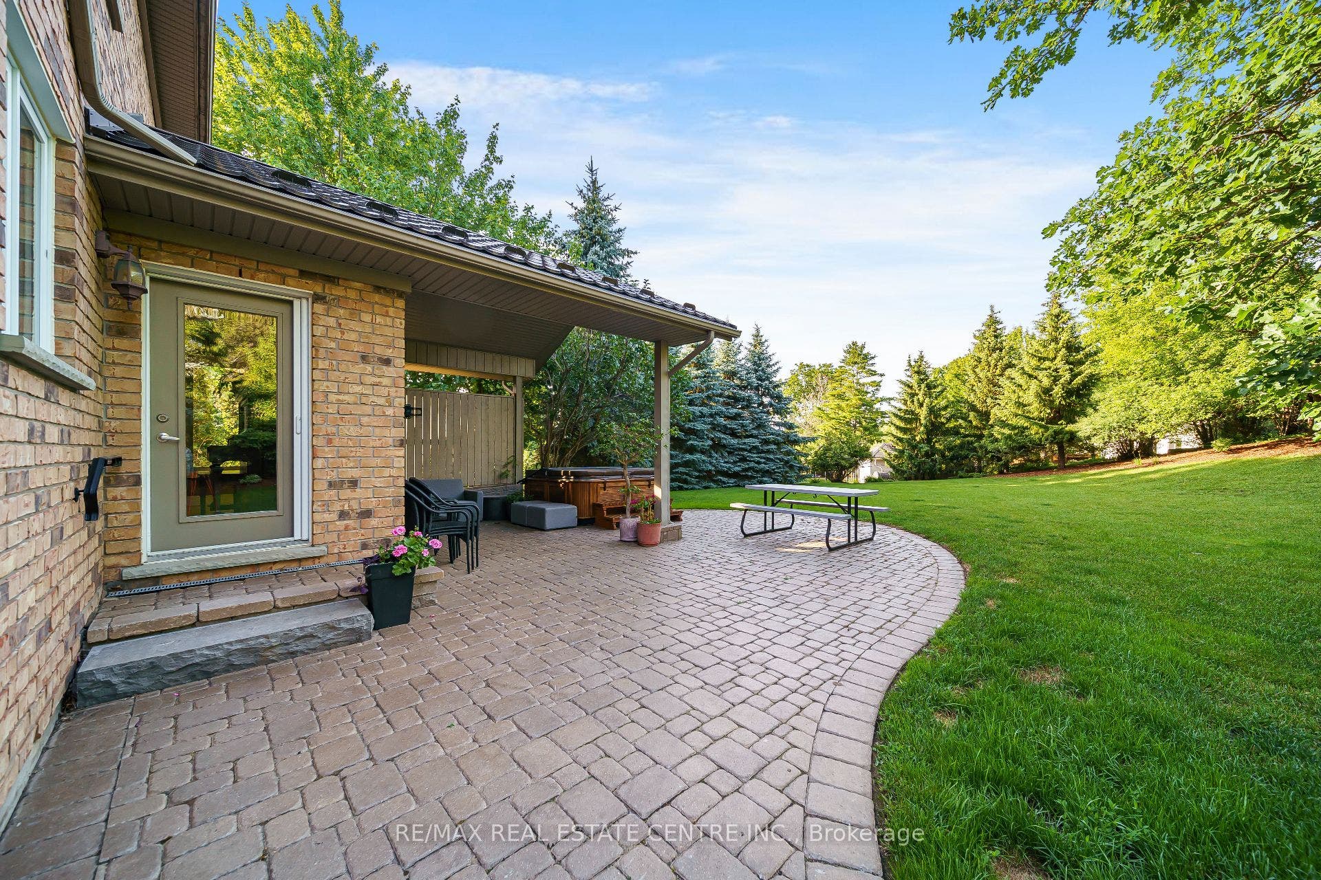 112 Dirksen Court, Kitchener, Waterloo ON N2P 2M1 112 Dirksen Court, Kitchener, Waterloo ON N2P 2M1