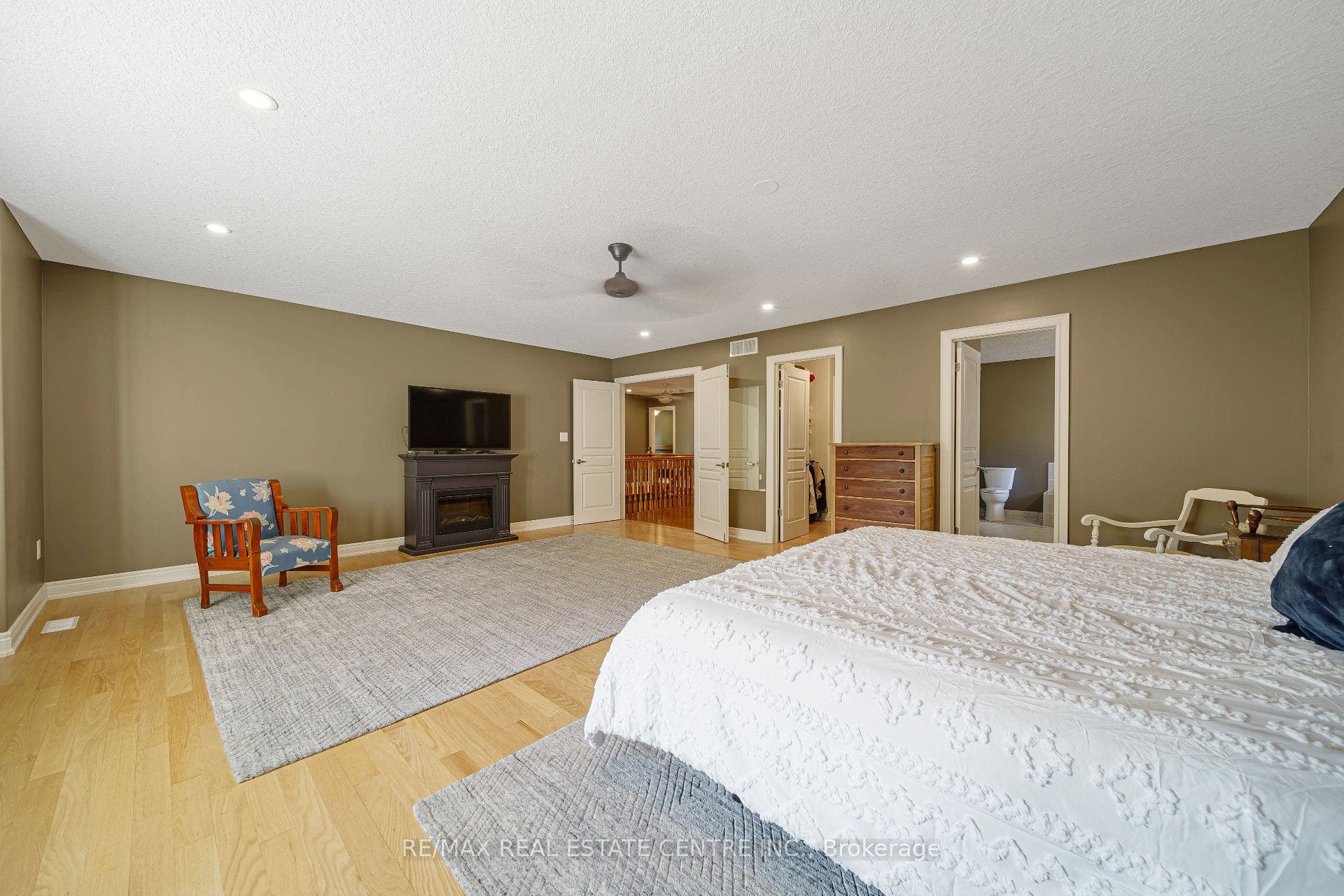 112 Dirksen Court, Kitchener, Waterloo ON N2P 2M1 112 Dirksen Court, Kitchener, Waterloo ON N2P 2M1