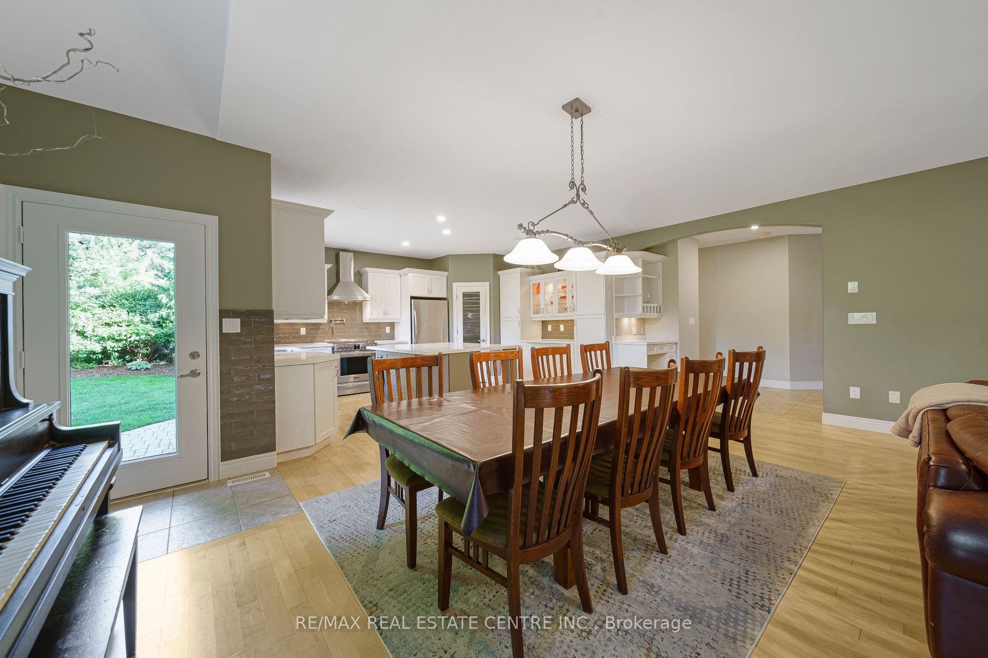 112 Dirksen Court, Kitchener, Waterloo ON N2P 2M1 112 Dirksen Court, Kitchener, Waterloo ON N2P 2M1
