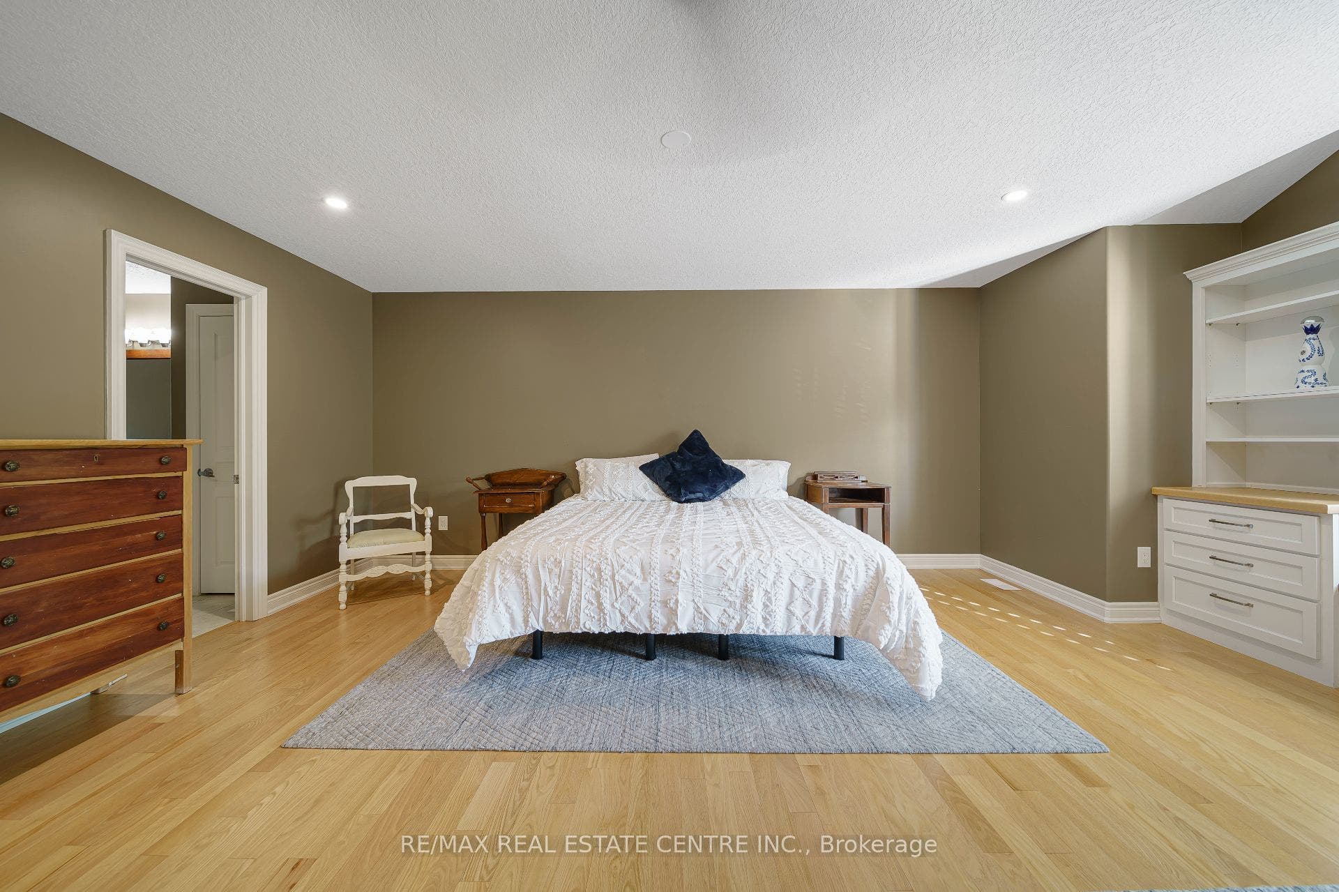 112 Dirksen Court, Kitchener, Waterloo ON N2P 2M1 112 Dirksen Court, Kitchener, Waterloo ON N2P 2M1