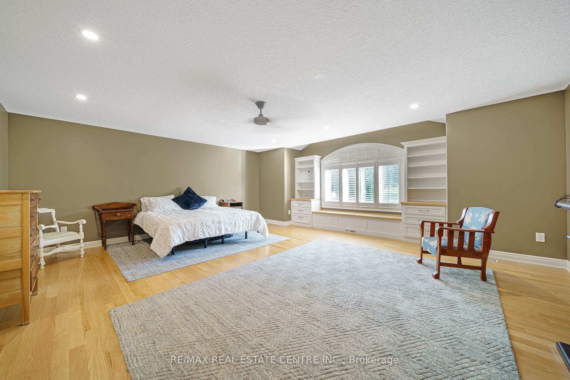 112 Dirksen Court, Kitchener, Waterloo ON N2P 2M1 112 Dirksen Court, Kitchener, Waterloo ON N2P 2M1