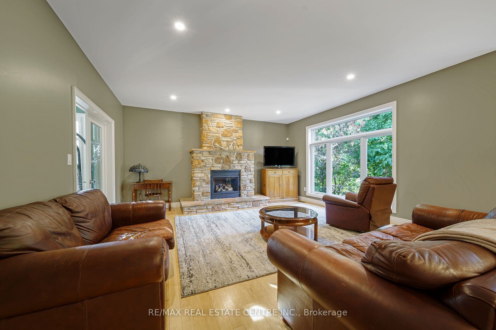 112 Dirksen Court, Kitchener, Waterloo ON N2P 2M1 112 Dirksen Court, Kitchener, Waterloo ON N2P 2M1