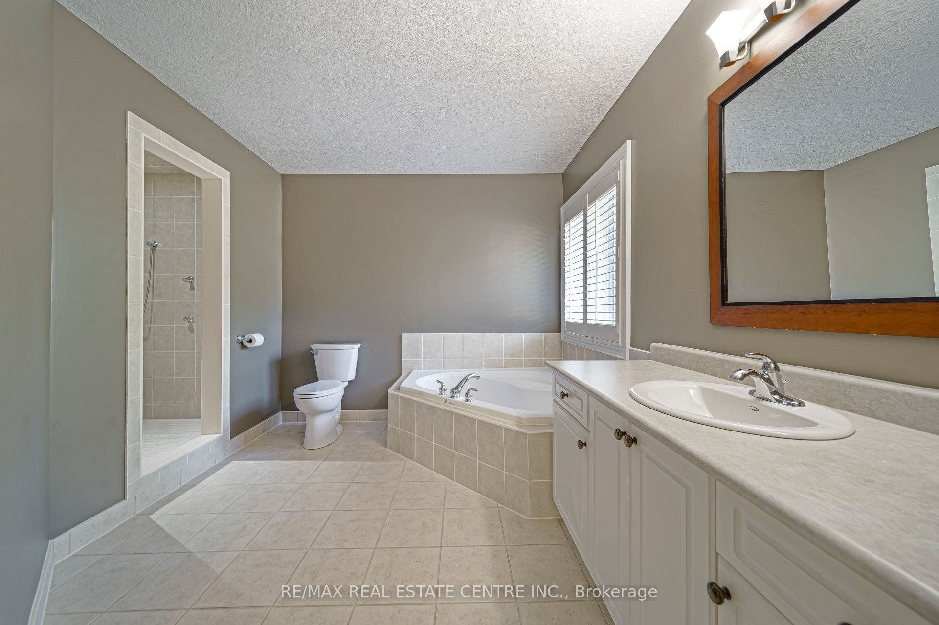 112 Dirksen Court, Kitchener, Waterloo ON N2P 2M1 112 Dirksen Court, Kitchener, Waterloo ON N2P 2M1