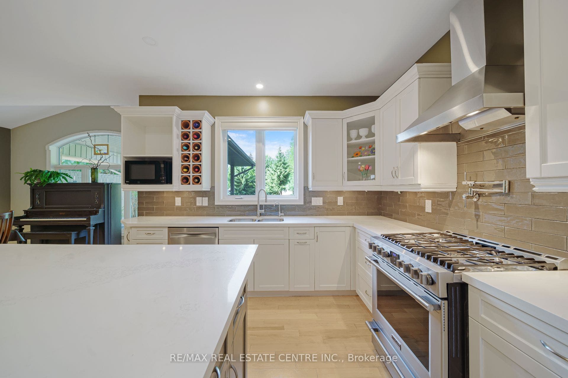 112 Dirksen Court, Kitchener, Waterloo ON N2P 2M1 112 Dirksen Court, Kitchener, Waterloo ON N2P 2M1