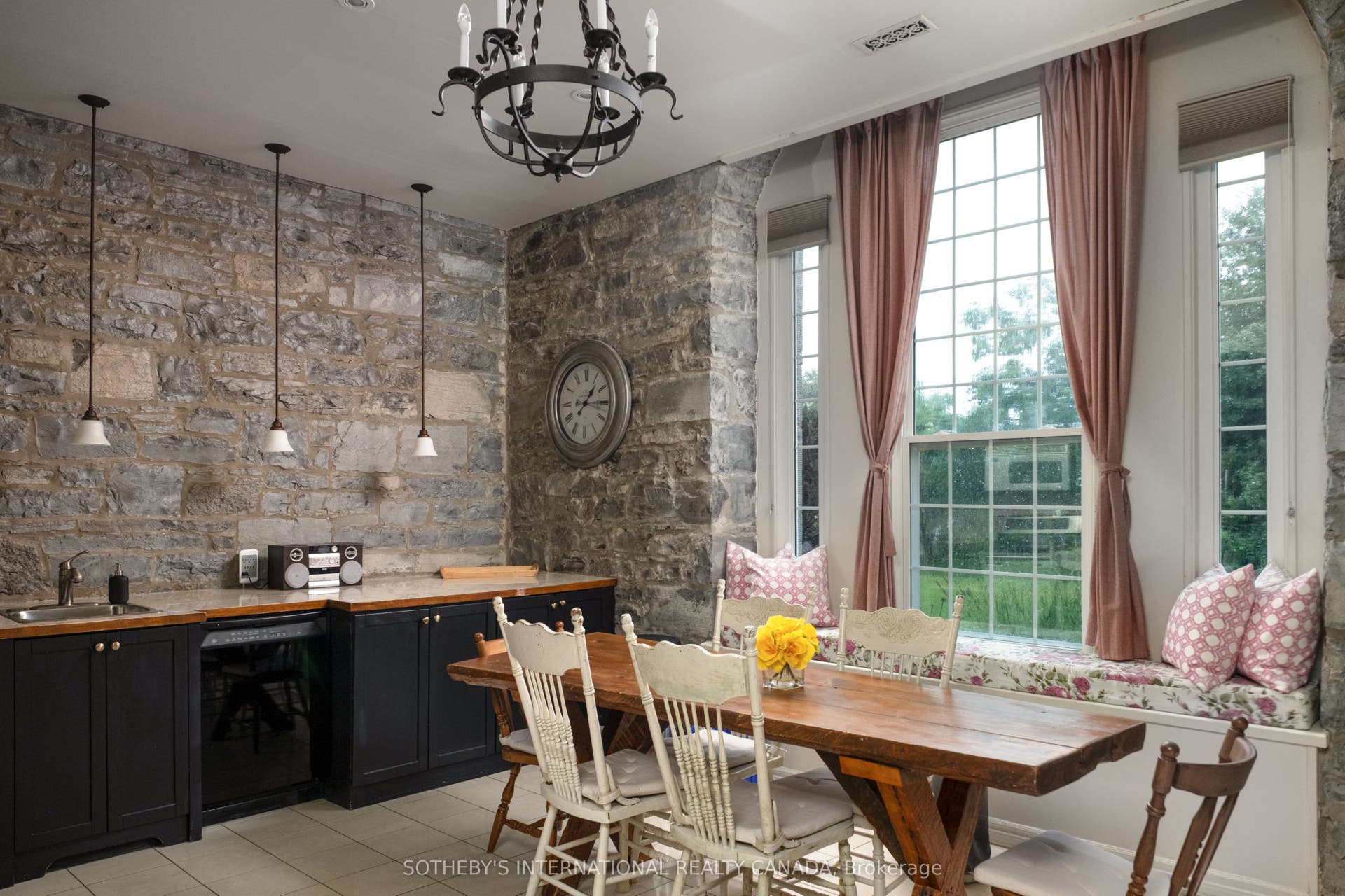 8 Starr Place, Kingston, Frontenac ON K7L 4V1 Chapel Suite