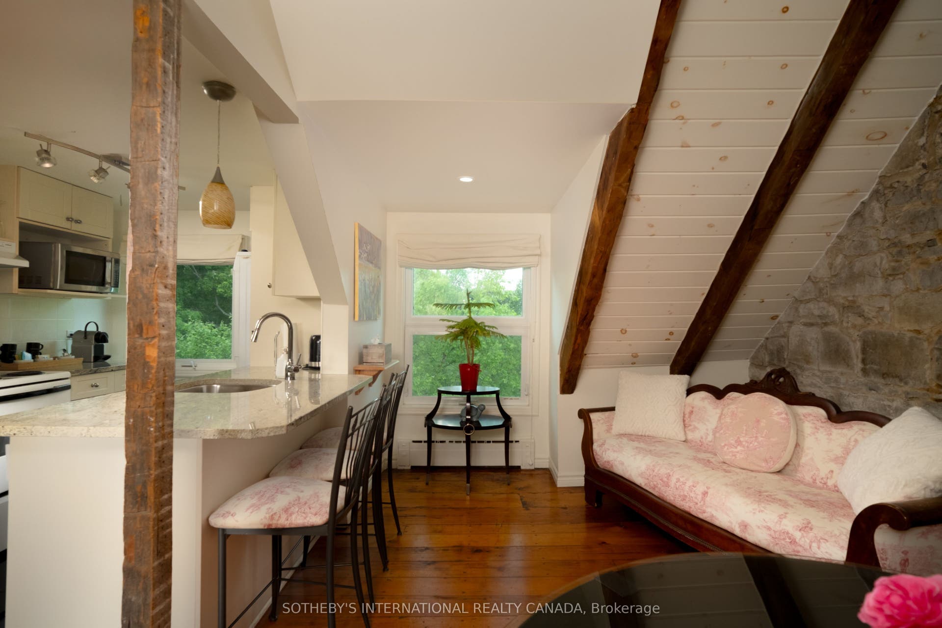8 Starr Place, Kingston, Frontenac ON K7L 4V1 Penthouse Suite