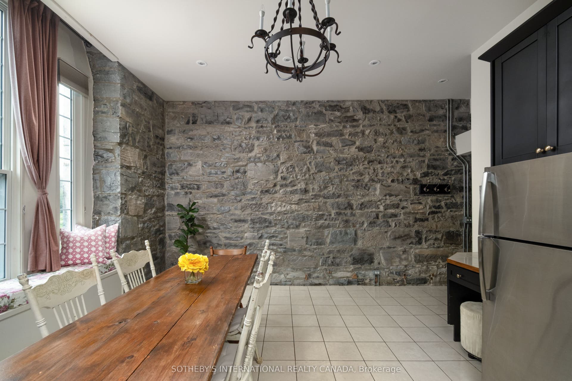 8 Starr Place, Kingston, Frontenac ON K7L 4V1 Chapel Suite