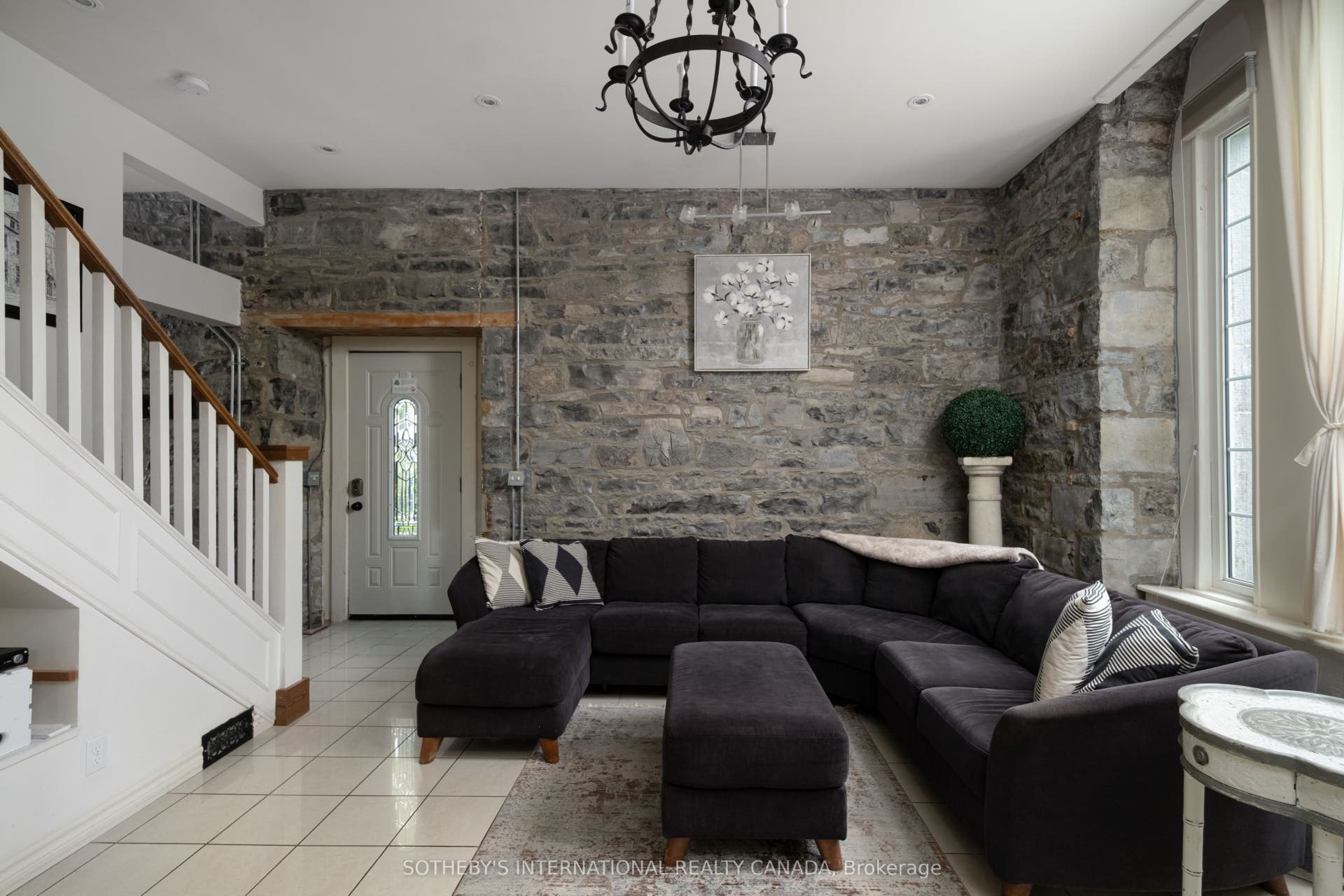 8 Starr Place, Kingston, Frontenac ON K7L 4V1 Chapel Suite