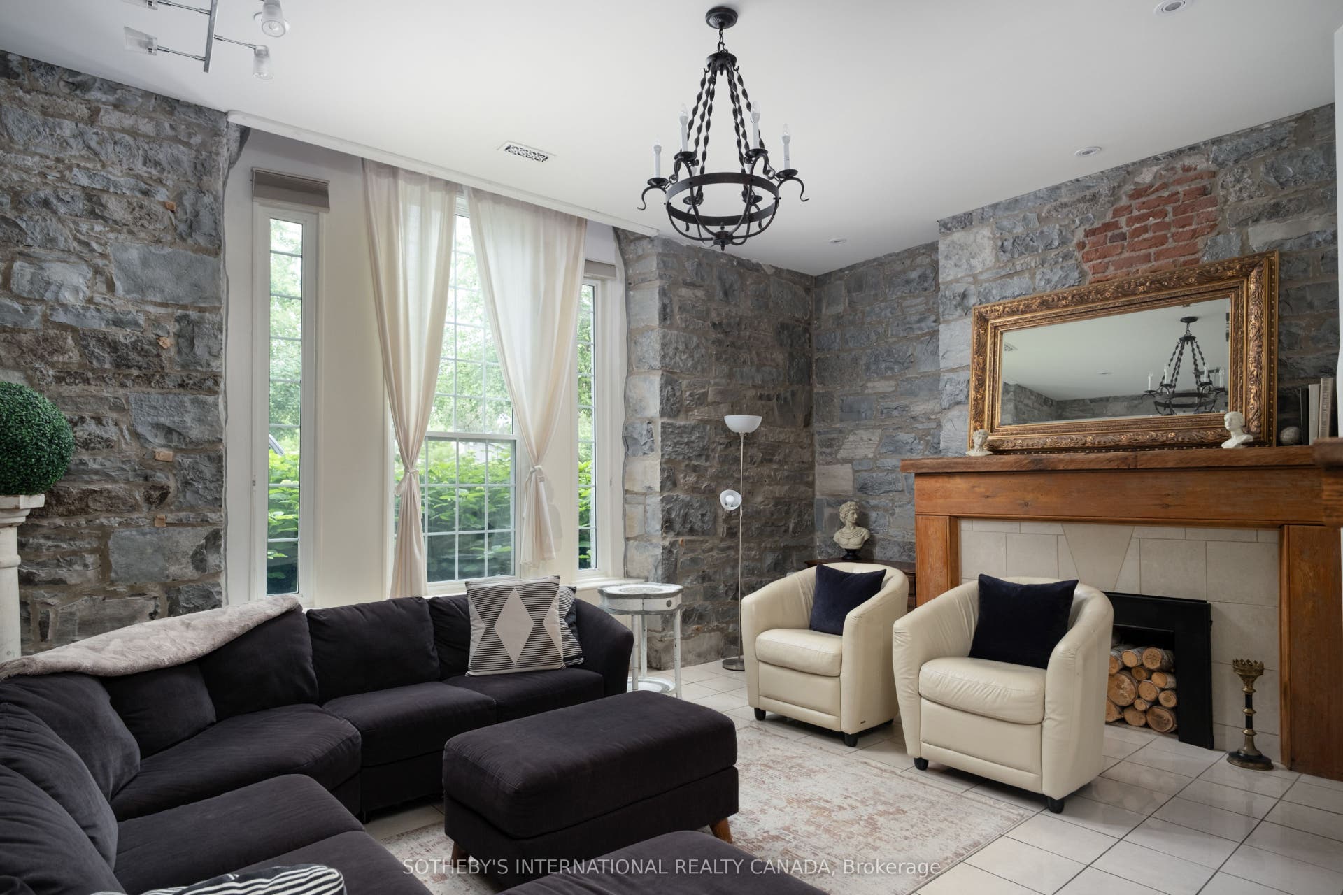 8 Starr Place, Kingston, Frontenac ON K7L 4V1 Chapel Suite