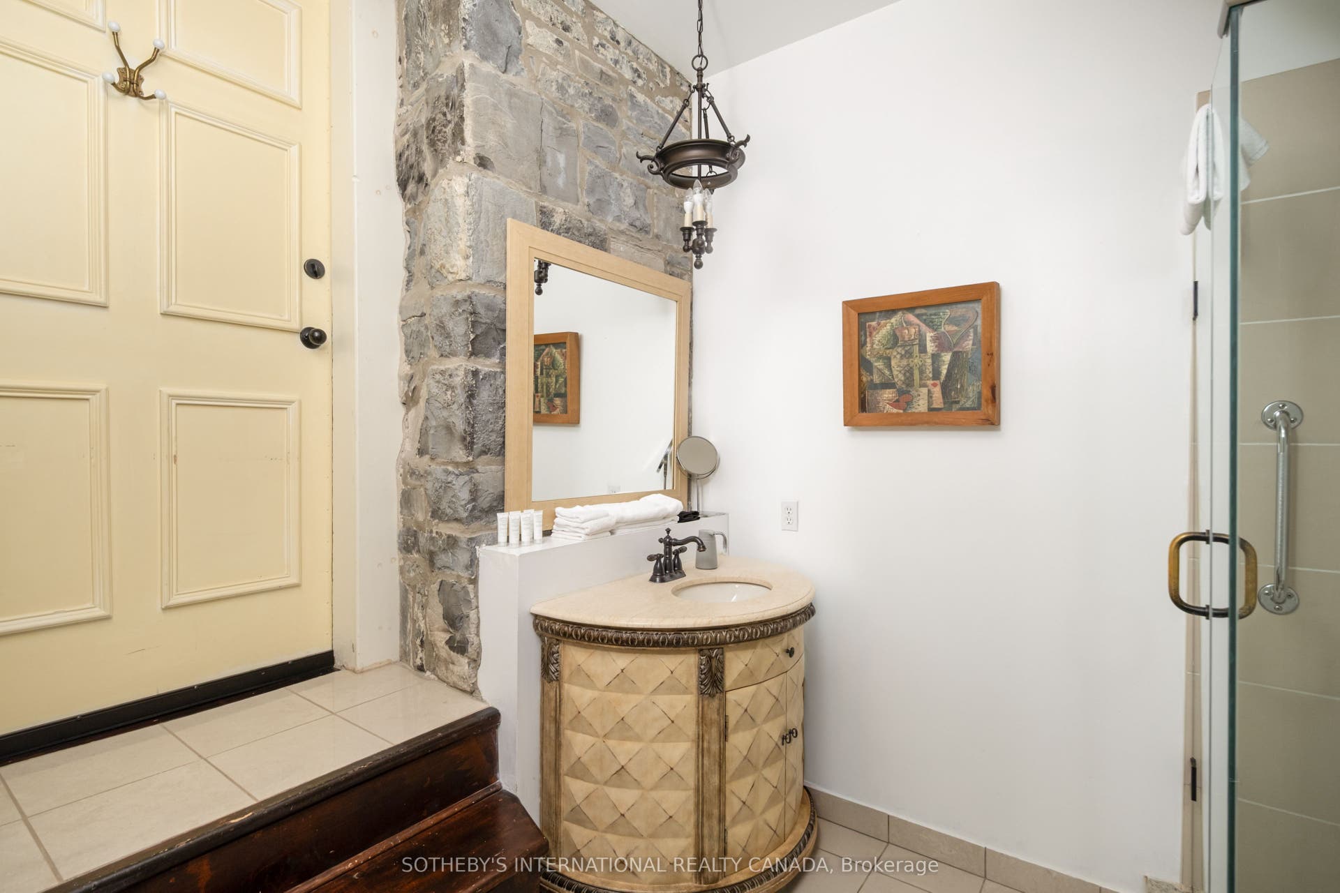 8 Starr Place, Kingston, Frontenac ON K7L 4V1 Chapel Suite