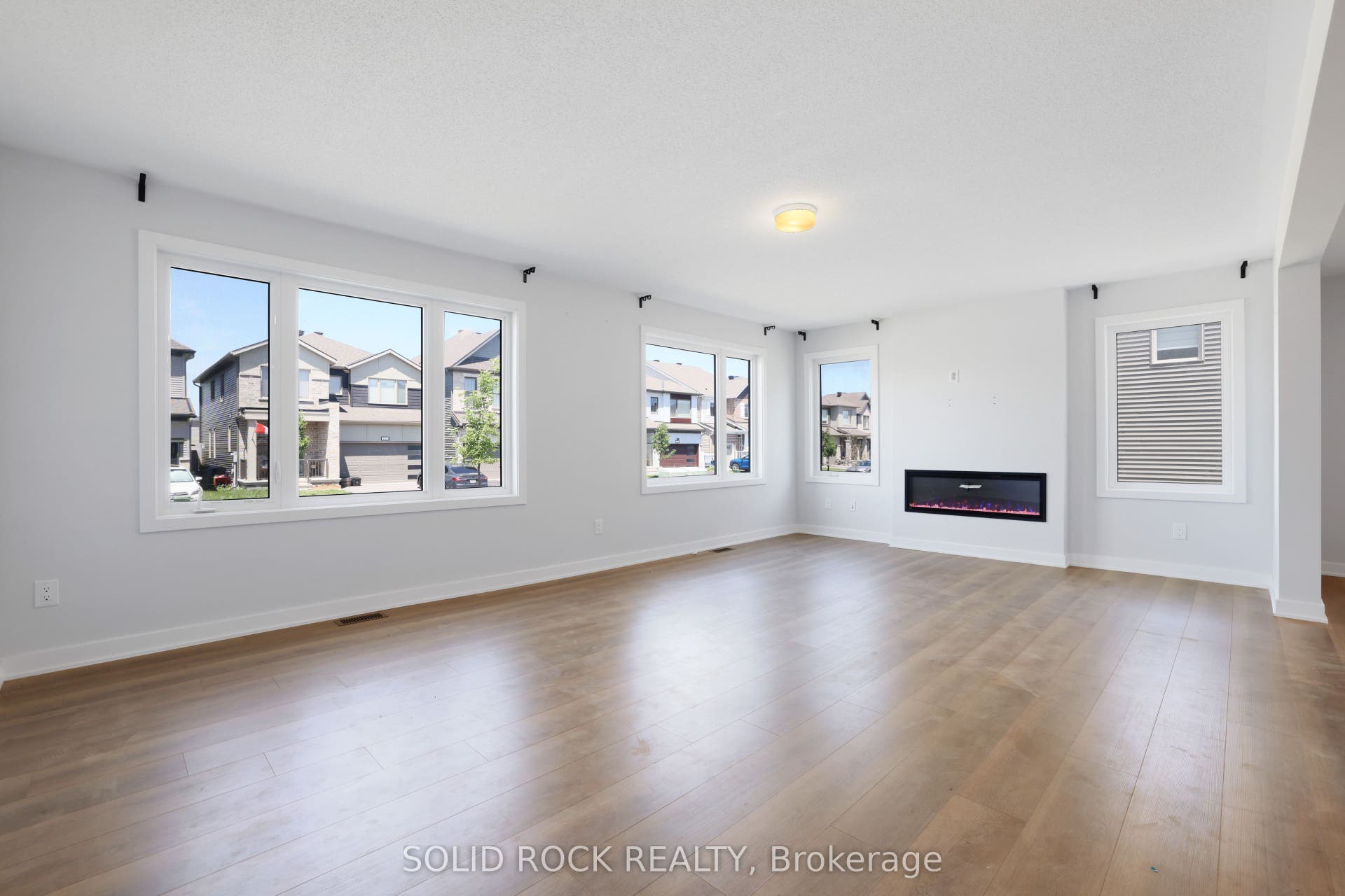 320 MEYNELL Road, Stittsville - Munster - Richmond, Ottawa ON K0A 2Z0 Living room with modern electric fireplace
