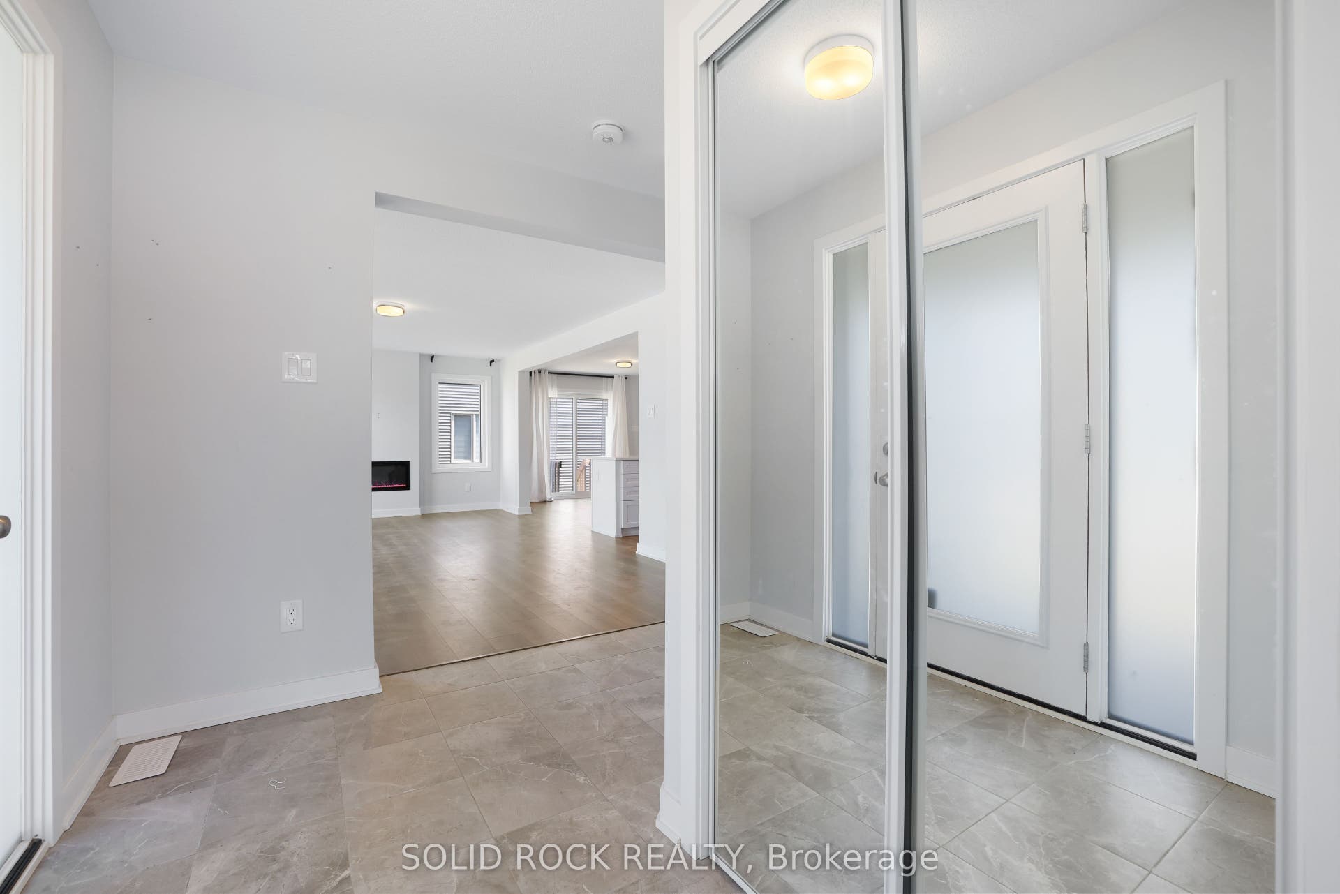 320 MEYNELL Road, Stittsville - Munster - Richmond, Ottawa ON K0A 2Z0 front foyer
