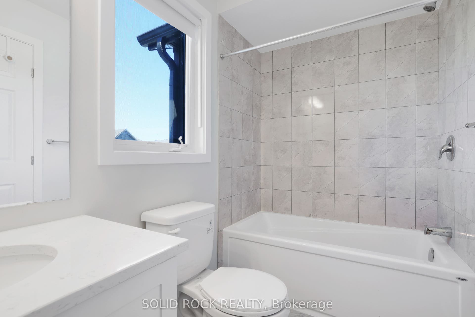 320 MEYNELL Road, Stittsville - Munster - Richmond, Ottawa ON K0A 2Z0 Main bathroom on second level