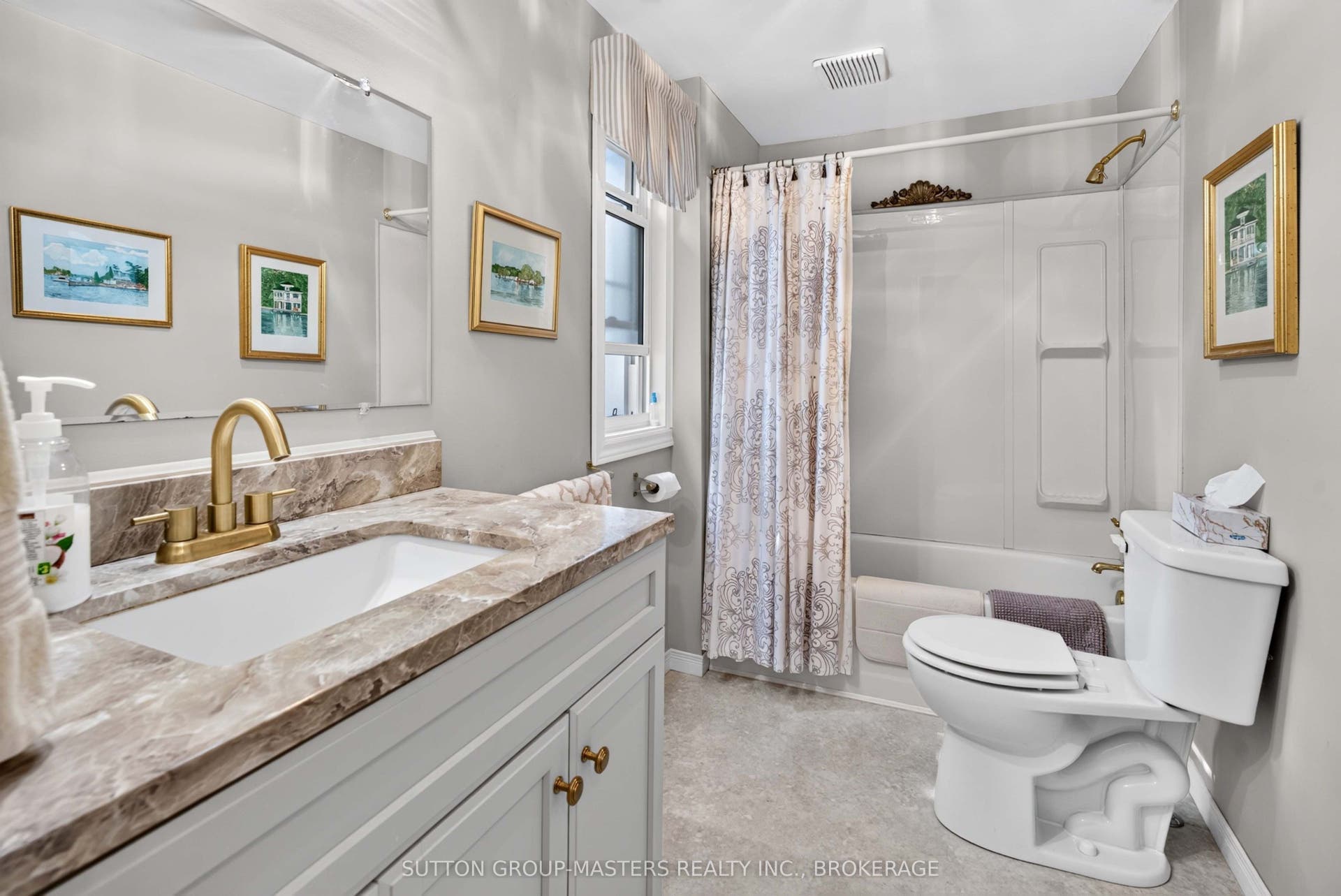 1687 Harten Lane, Kingston, Frontenac ON K7L 4V1 Four-piece main bath.