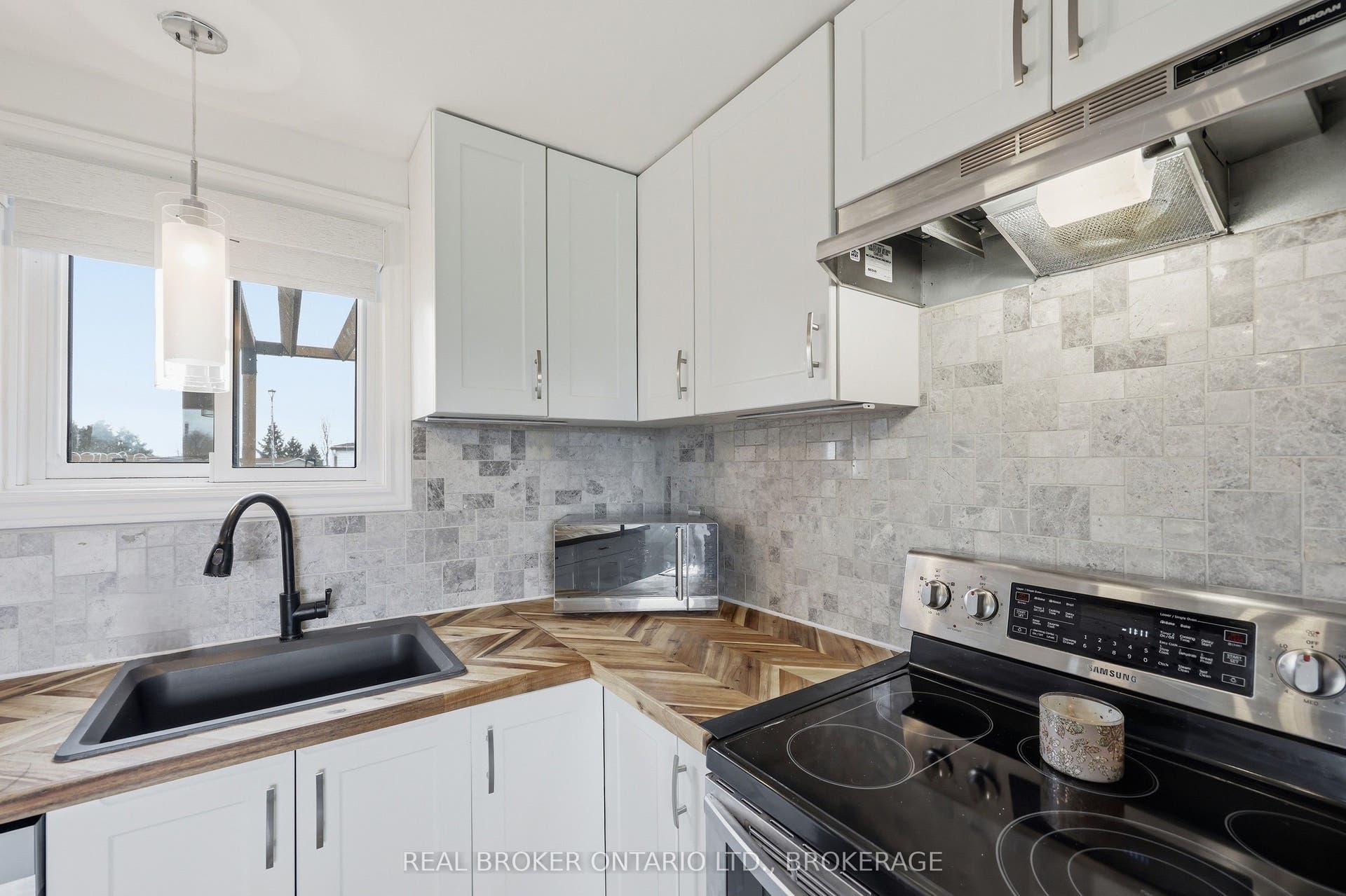 11 HERMES Drive, Kingston, Frontenac ON K7K 5T3 11 HERMES Drive, Kingston, Frontenac ON K7K 5T3
