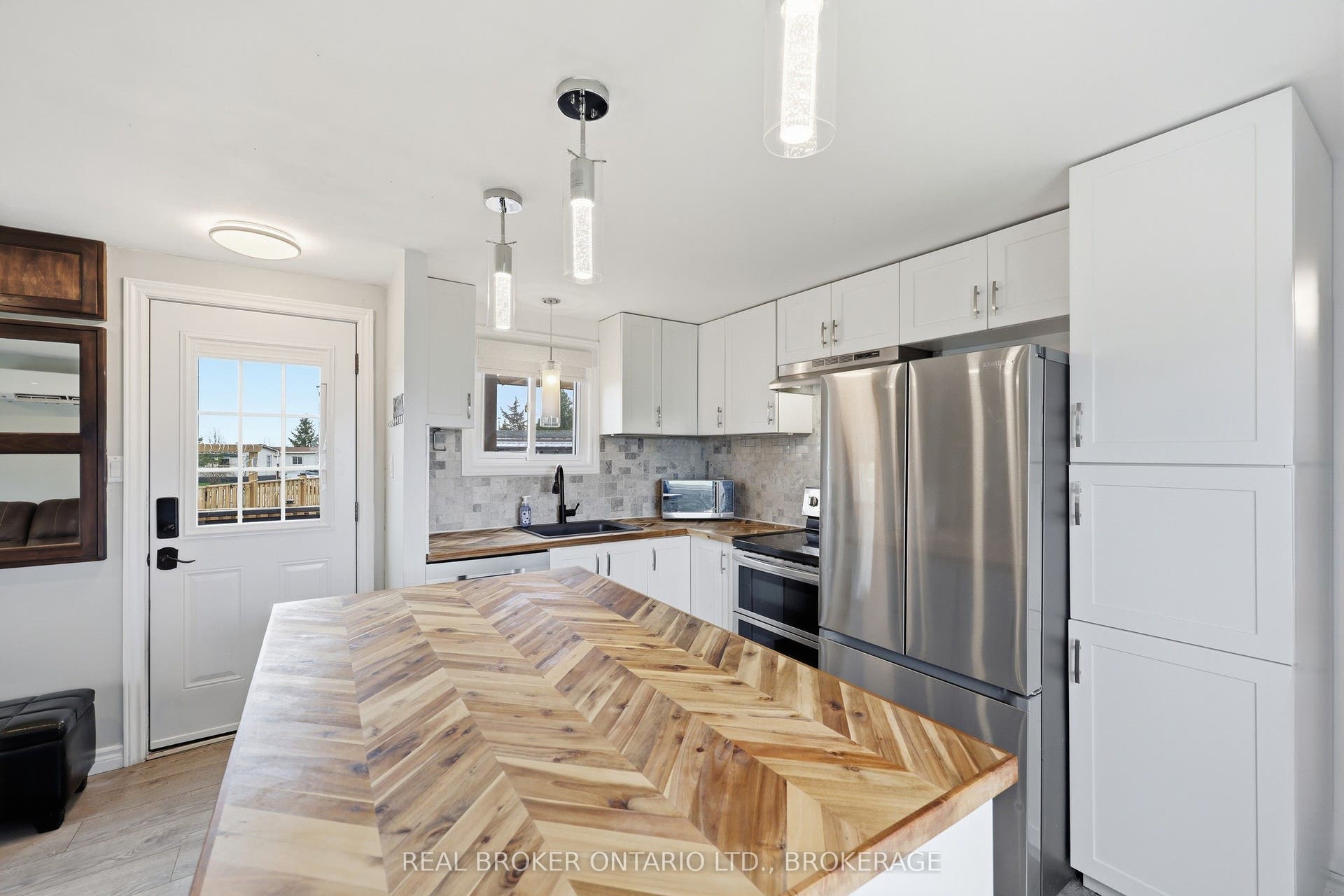 11 HERMES Drive, Kingston, Frontenac ON K7K 5T3 11 HERMES Drive, Kingston, Frontenac ON K7K 5T3