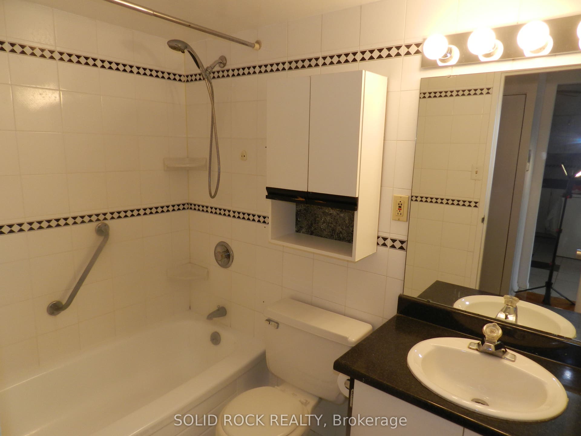 158 A E MCARTHUR Avenue E, #1501, Vanier And Kingsview Park, Ottawa ON K1L 7E7