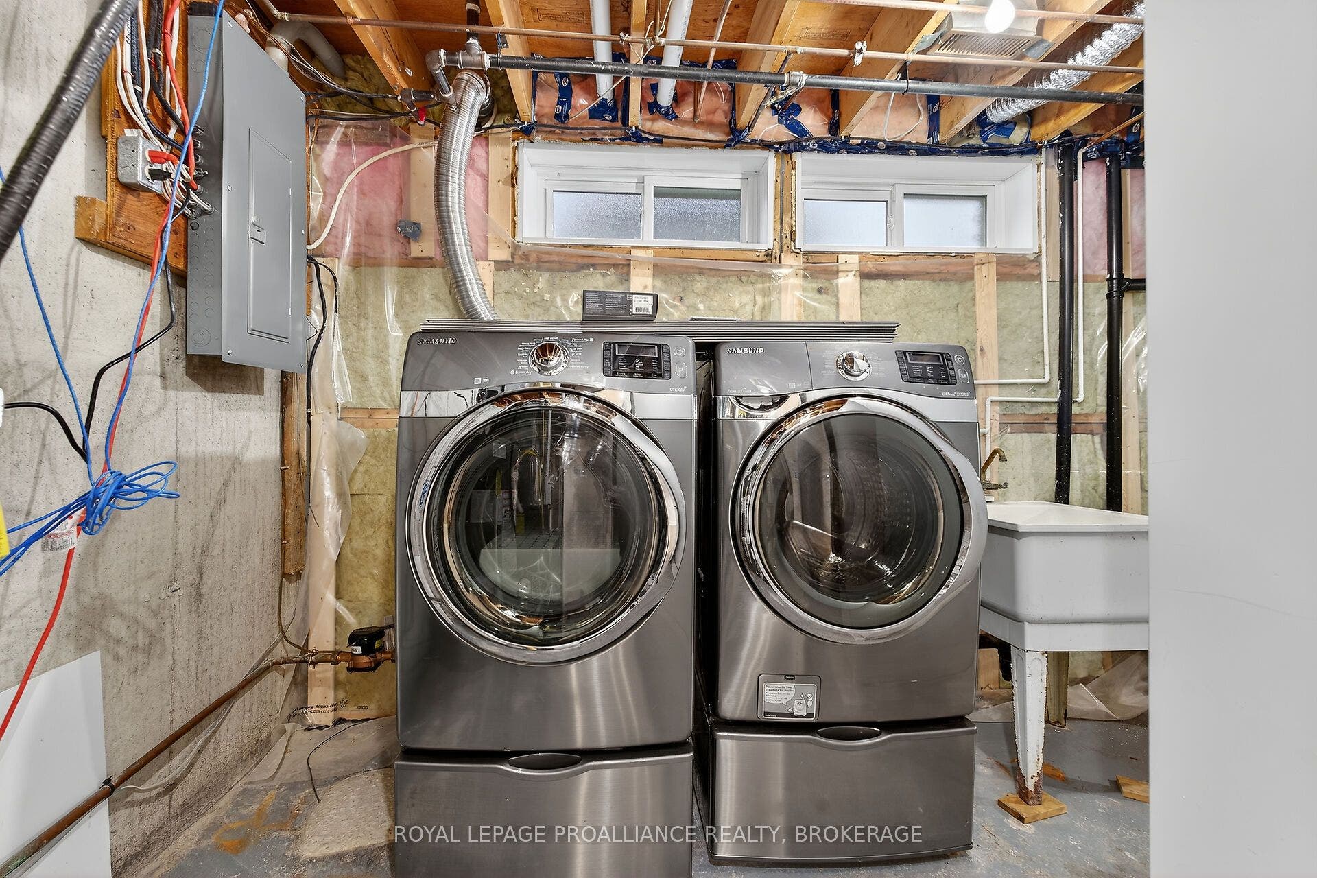 957 Oakview Avenue, Kingston, Frontenac ON K7M 6W9 957 Oakview Avenue, Kingston, Frontenac ON K7M 6W9