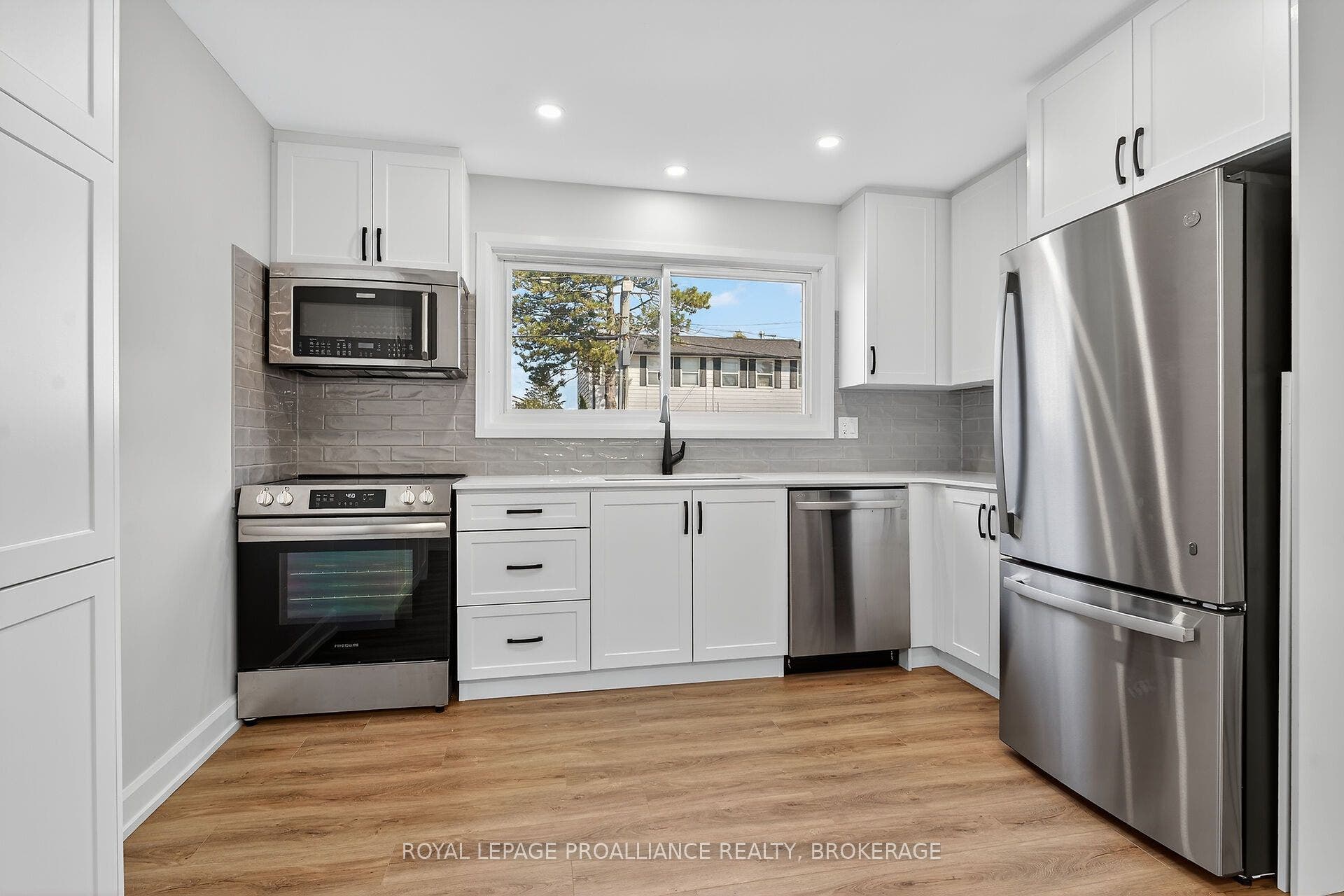 957 Oakview Avenue, Kingston, Frontenac ON K7M 6W9 957 Oakview Avenue, Kingston, Frontenac ON K7M 6W9