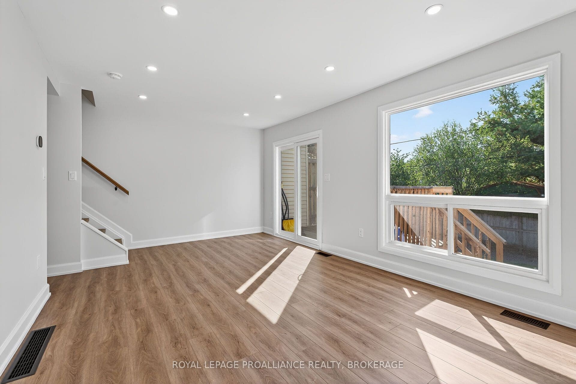957 Oakview Avenue, Kingston, Frontenac ON K7M 6W9 957 Oakview Avenue, Kingston, Frontenac ON K7M 6W9