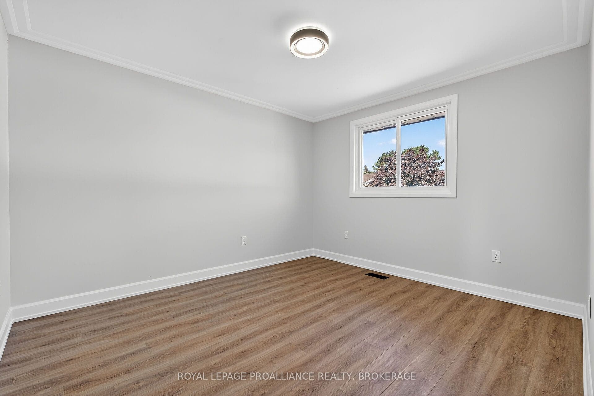 957 Oakview Avenue, Kingston, Frontenac ON K7M 6W9 957 Oakview Avenue, Kingston, Frontenac ON K7M 6W9