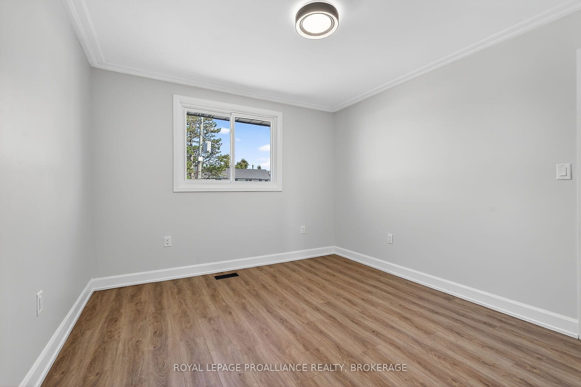 957 Oakview Avenue, Kingston, Frontenac ON K7M 6W9 957 Oakview Avenue, Kingston, Frontenac ON K7M 6W9