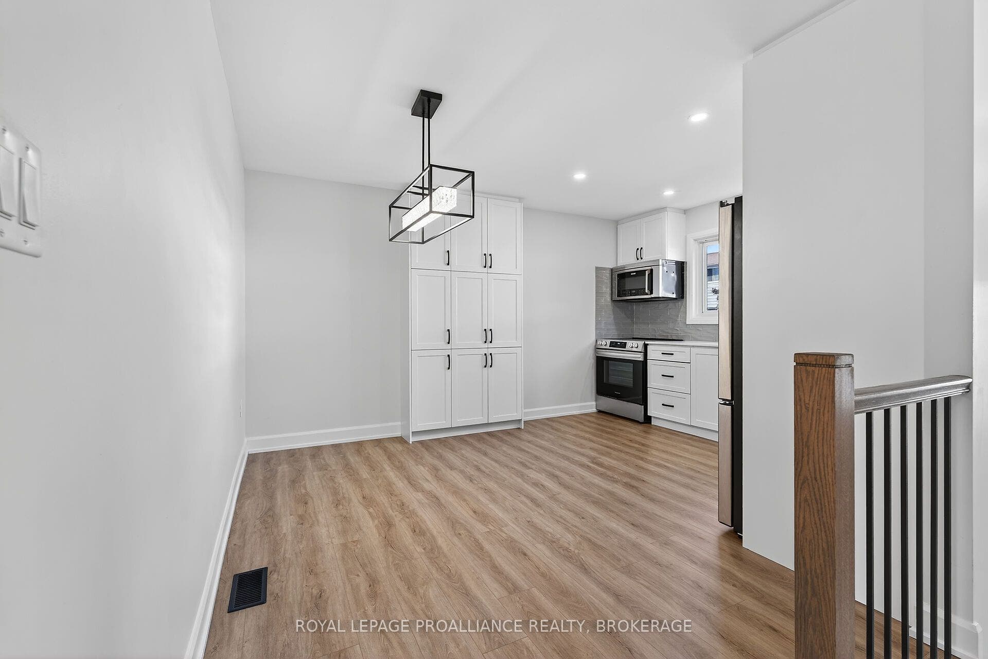 957 Oakview Avenue, Kingston, Frontenac ON K7M 6W9 957 Oakview Avenue, Kingston, Frontenac ON K7M 6W9