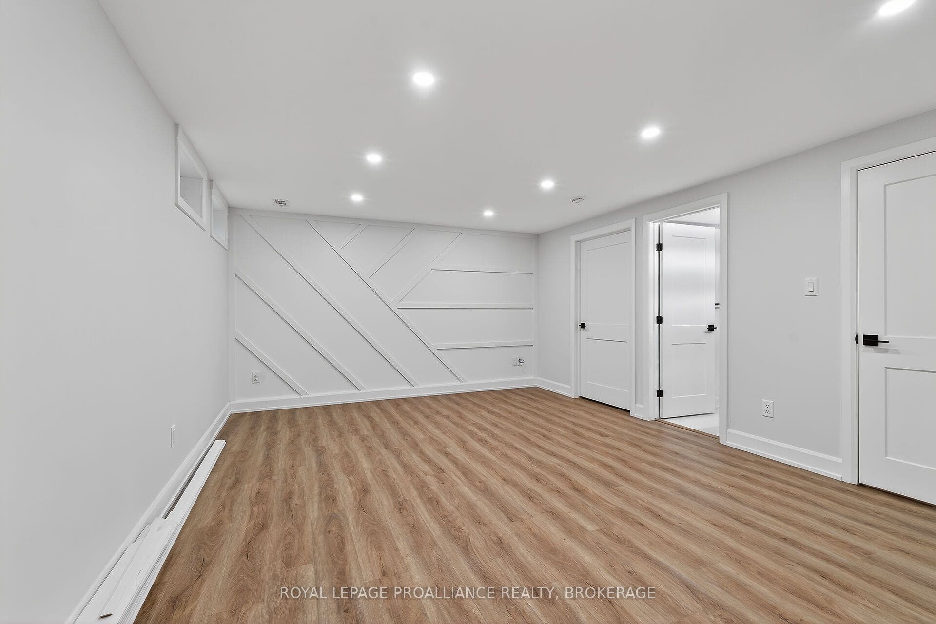 957 Oakview Avenue, Kingston, Frontenac ON K7M 6W9 957 Oakview Avenue, Kingston, Frontenac ON K7M 6W9