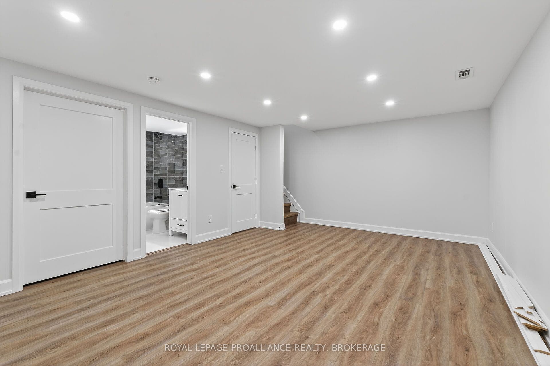 957 Oakview Avenue, Kingston, Frontenac ON K7M 6W9 957 Oakview Avenue, Kingston, Frontenac ON K7M 6W9