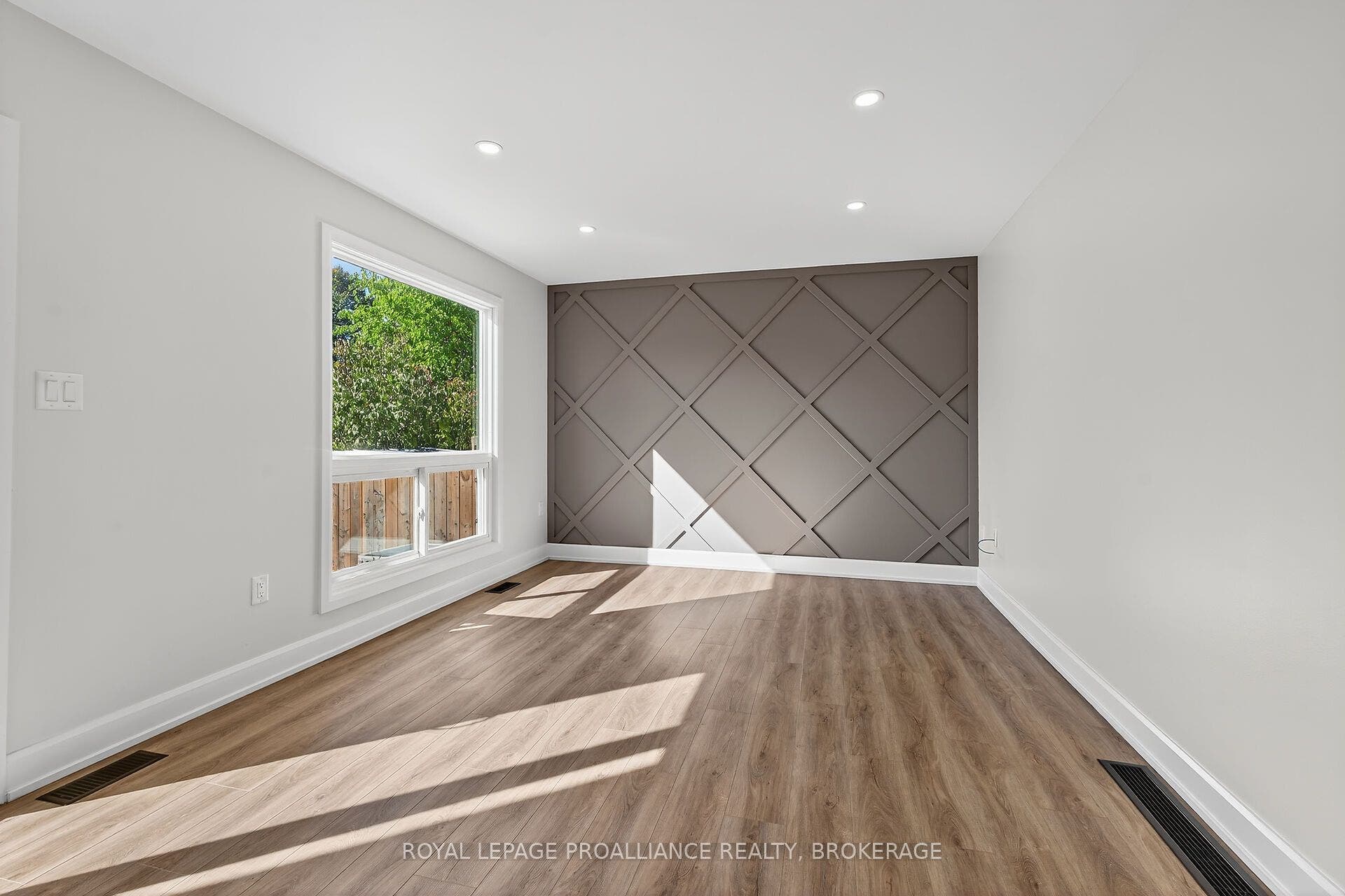 957 Oakview Avenue, Kingston, Frontenac ON K7M 6W9 957 Oakview Avenue, Kingston, Frontenac ON K7M 6W9